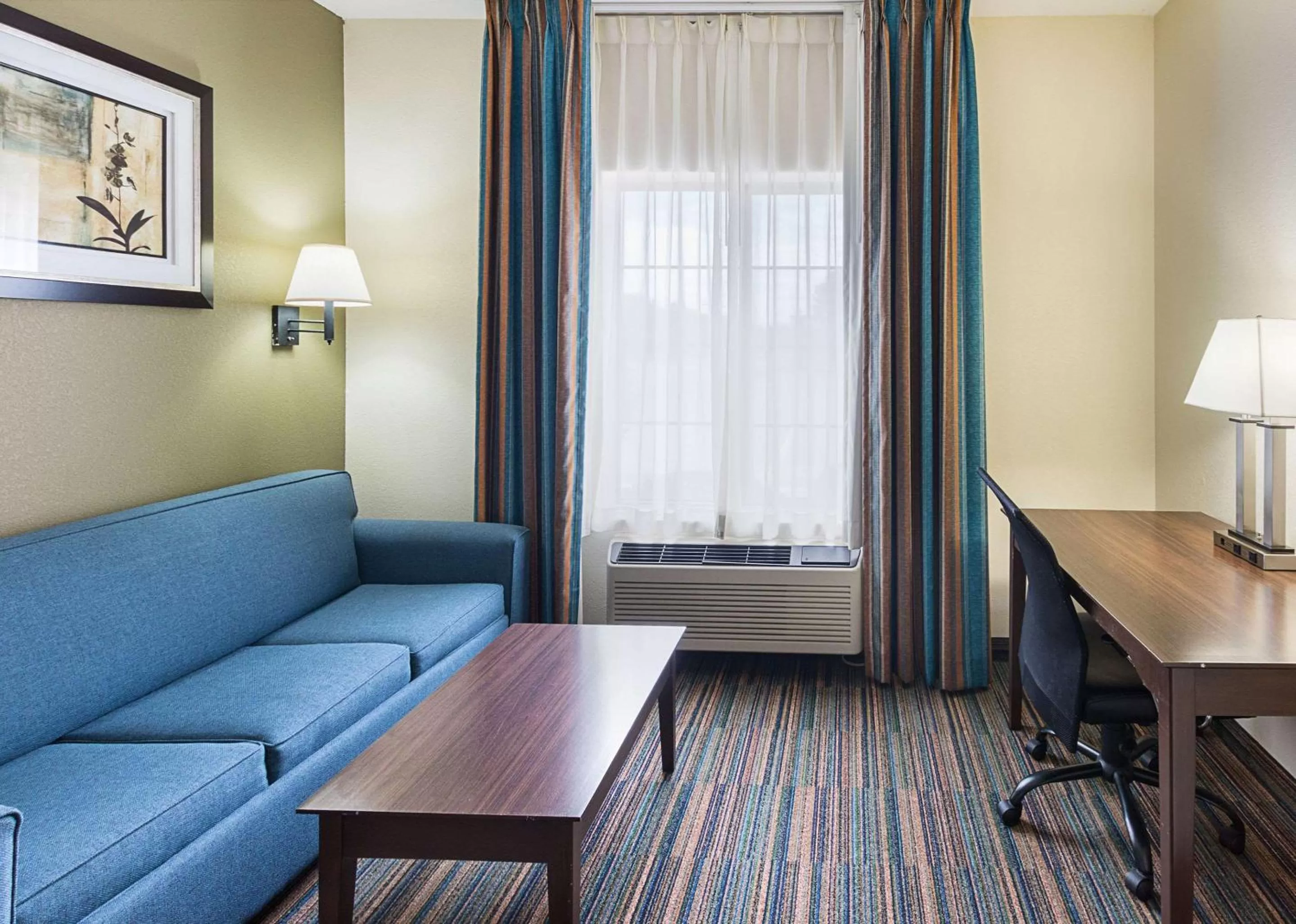 Photo of the whole room in Quality Suites Temple I-35