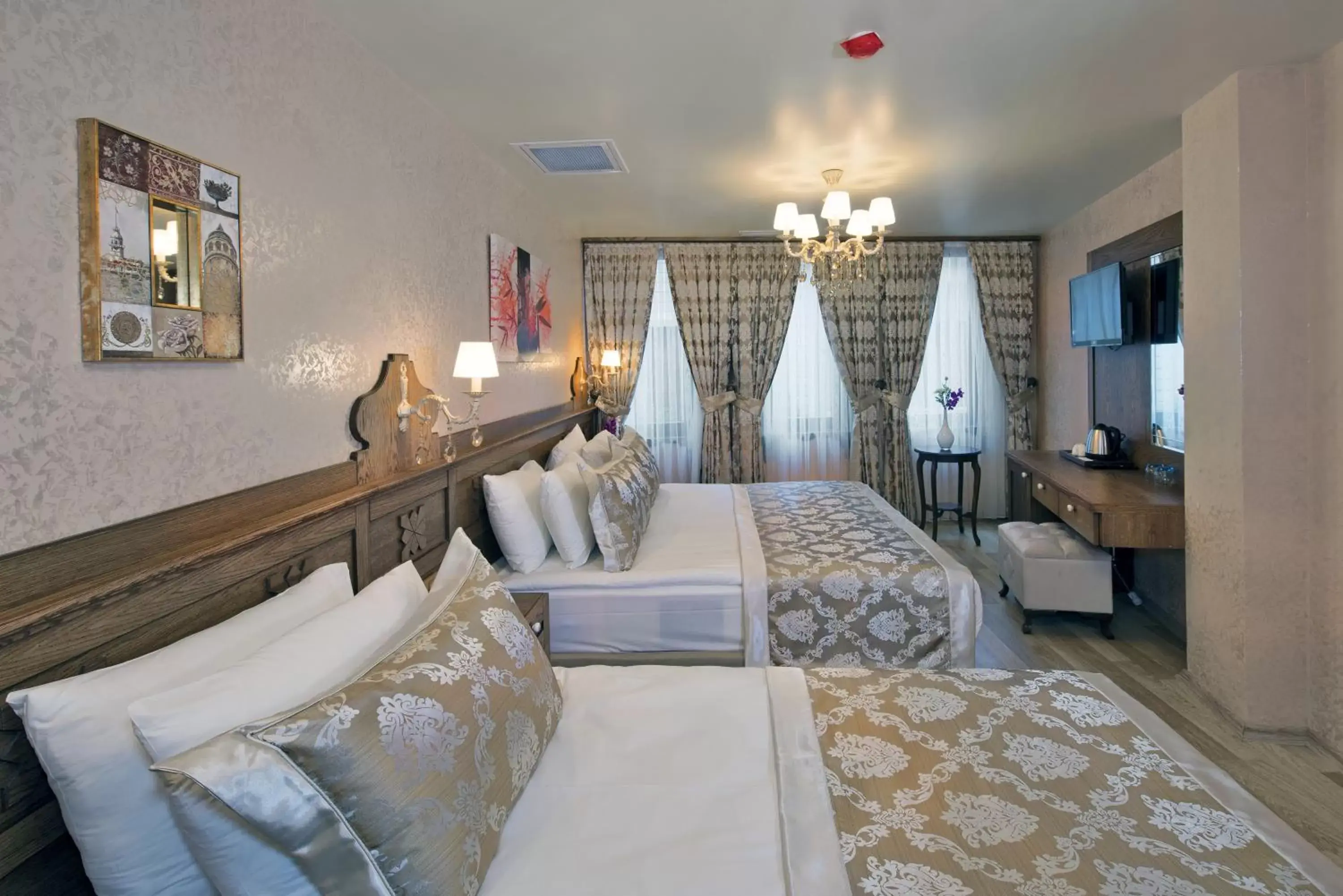 Photo of the whole room, Bed in Perapolis Hotel