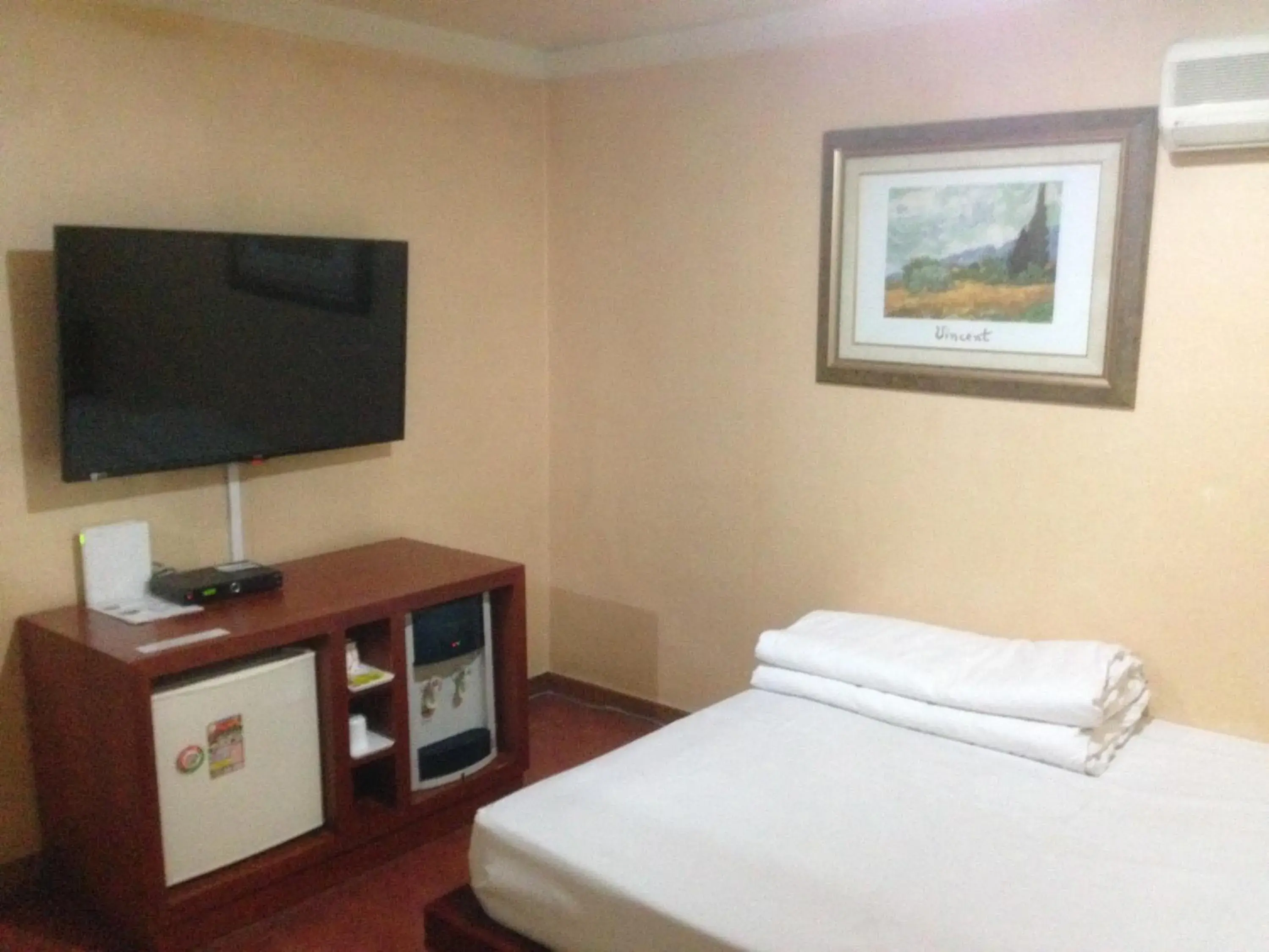 Photo of the whole room, TV/Entertainment Center in Goodstay Herotel