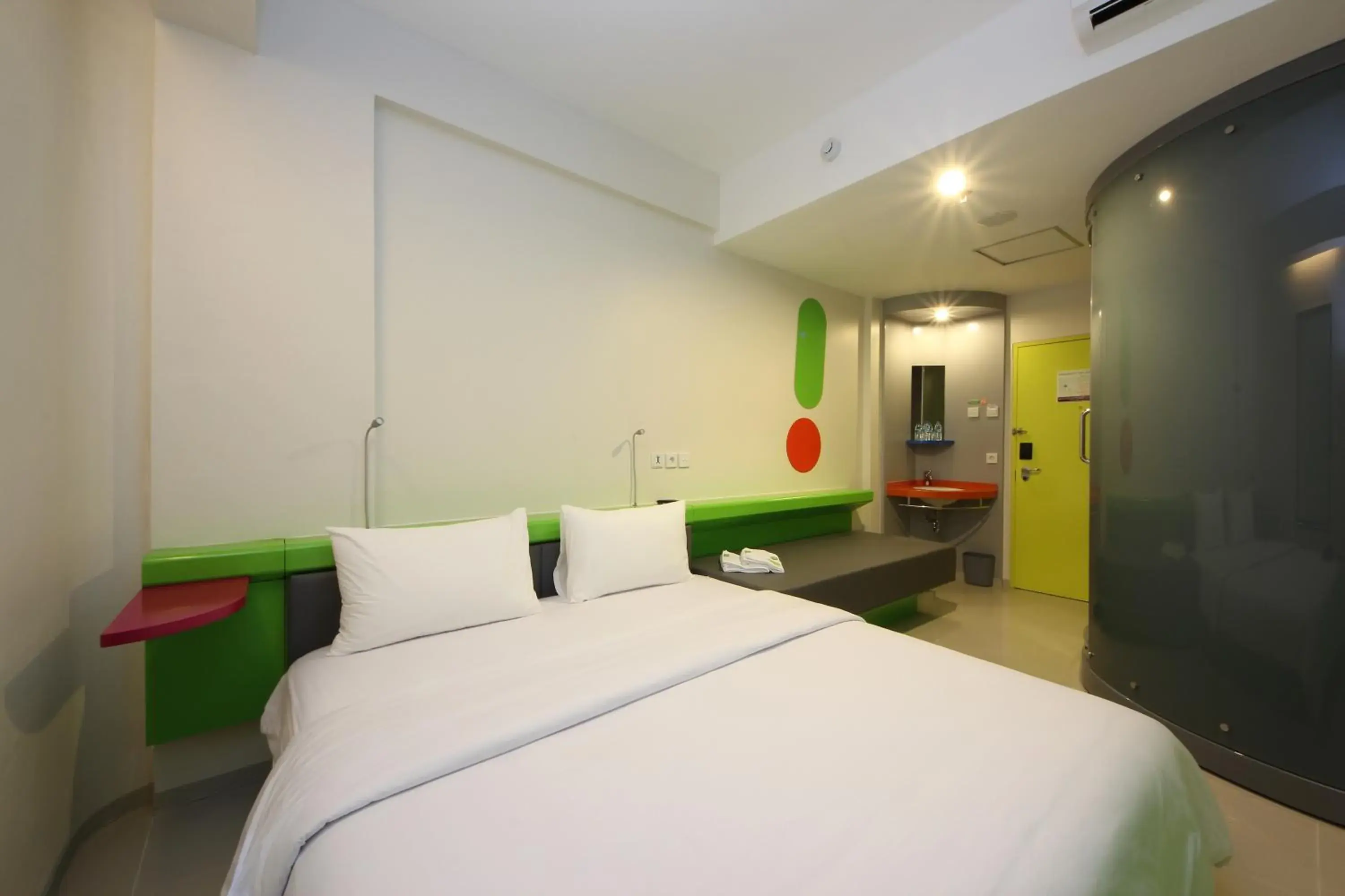 Shower, Bed in Pop! Hotel Kuta Beach