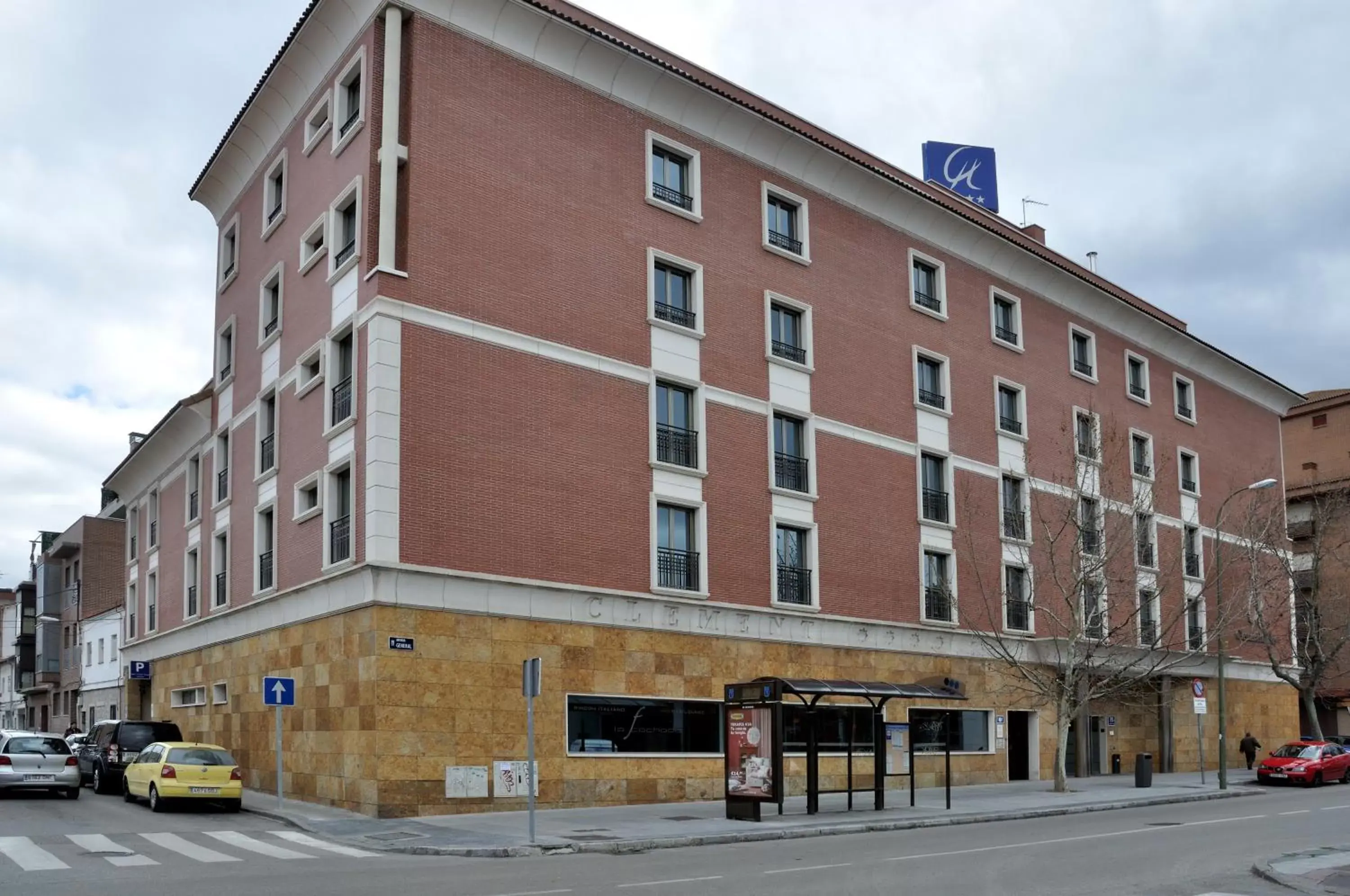 Facade/entrance in Clement Barajas Facade/entrance in Clement Barajas