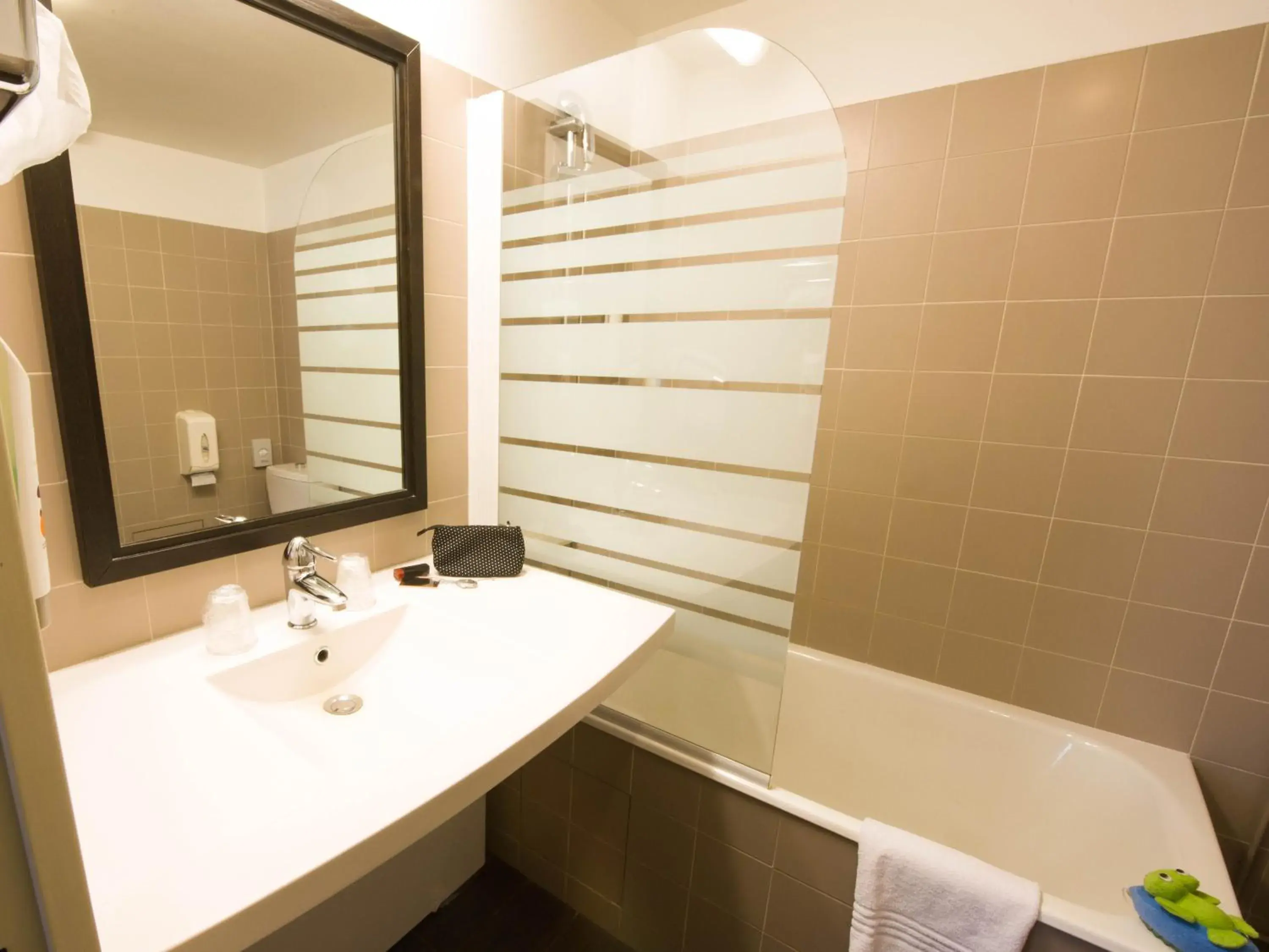 Bathroom in ibis Styles Nantes Centre Place Royale