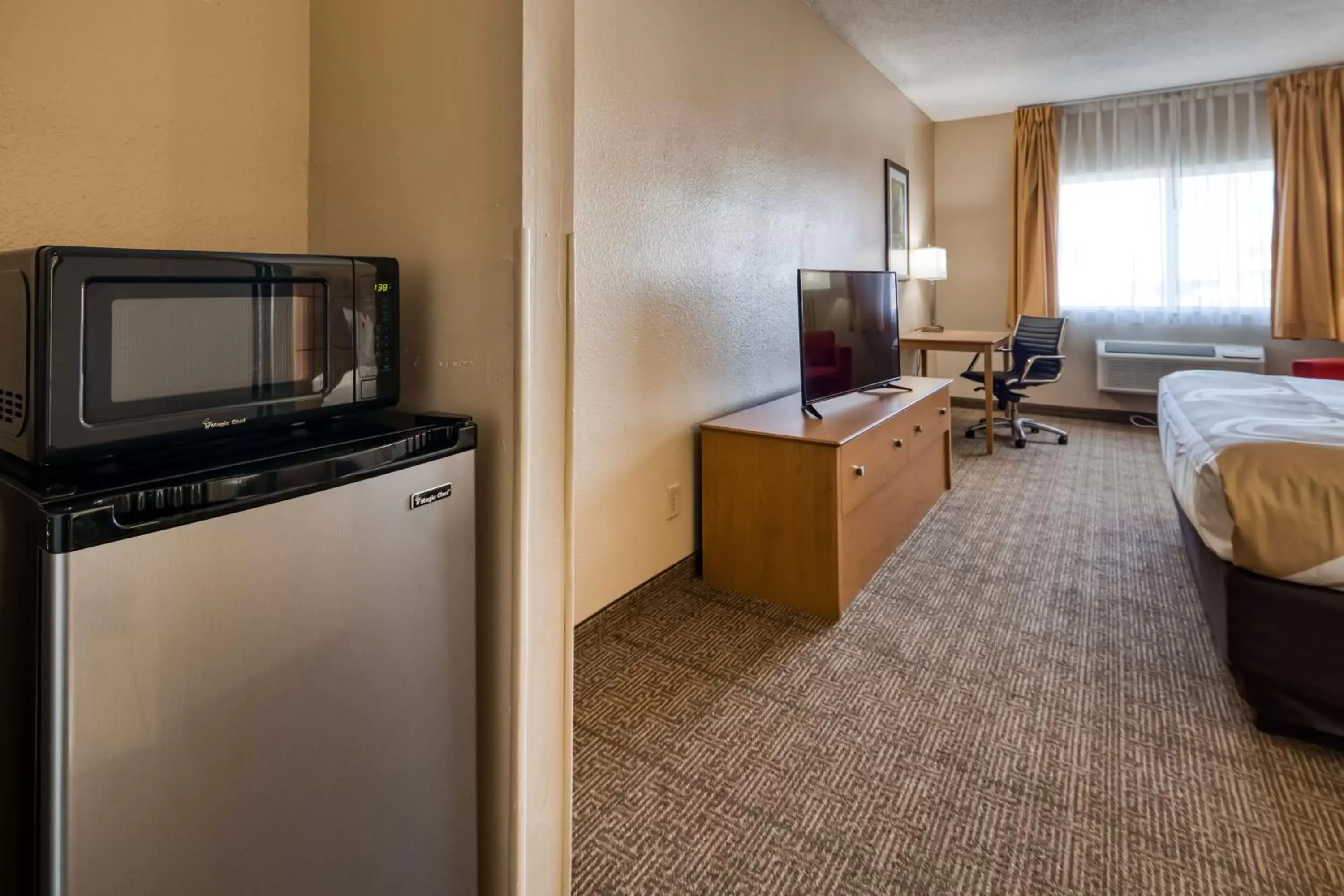 TV and multimedia, TV/Entertainment Center in Quality Inn & Suites Springfield Southwest near I-72