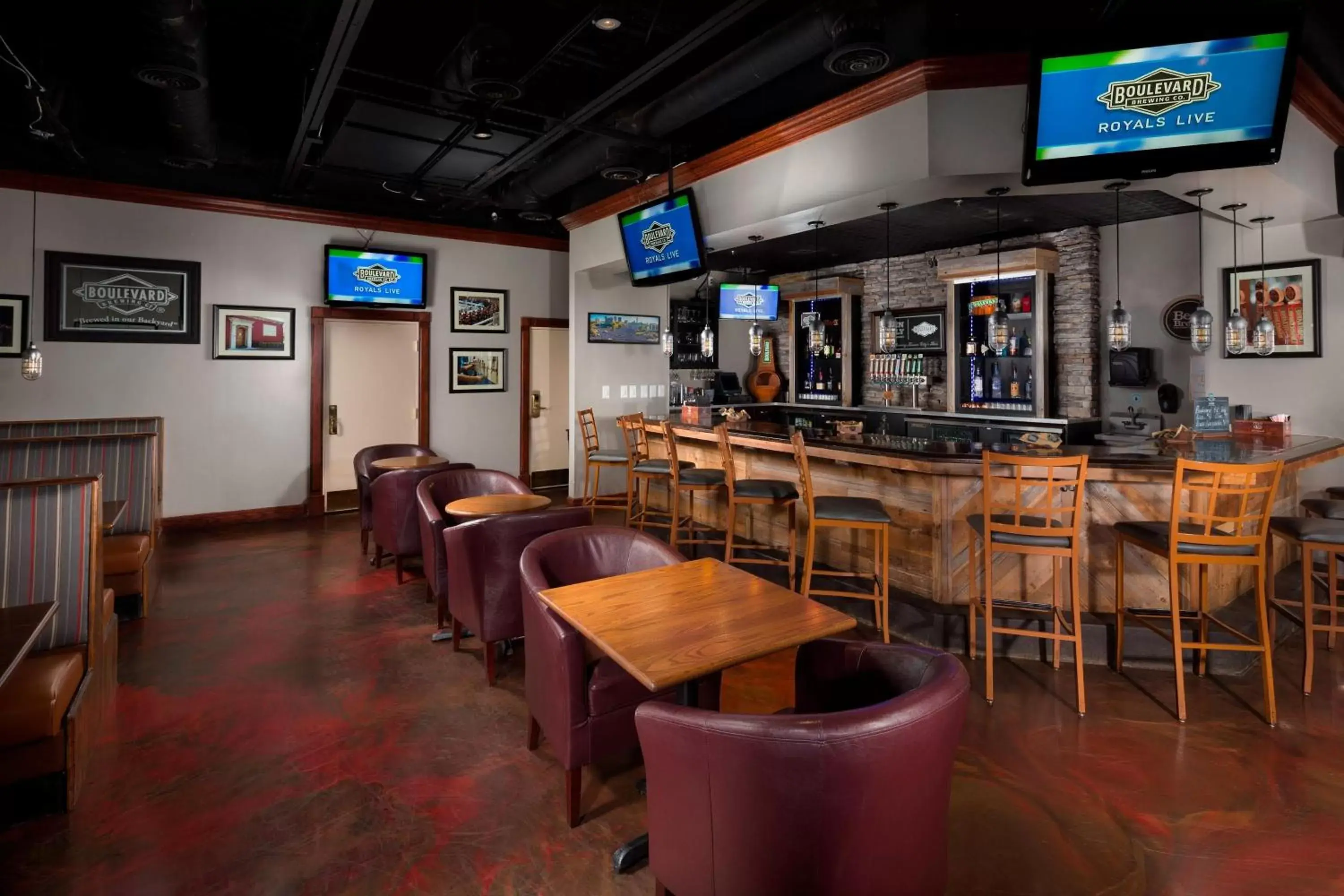 Restaurant/places to eat, Lounge/Bar in Four Points by Sheraton Kansas City Airport