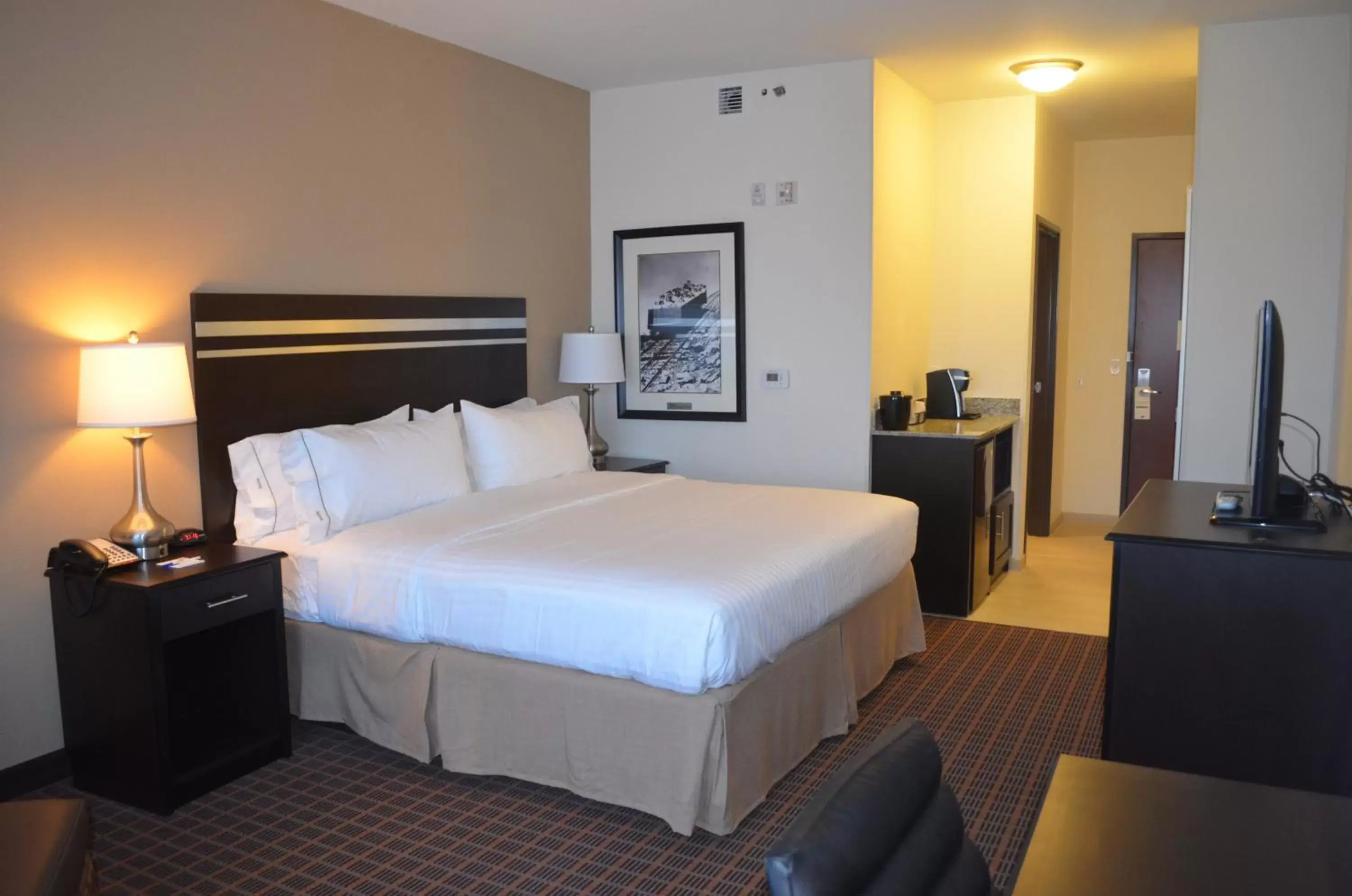 Photo of the whole room, Bed in Holiday Inn Express & Suites Golden, an IHG Hotel