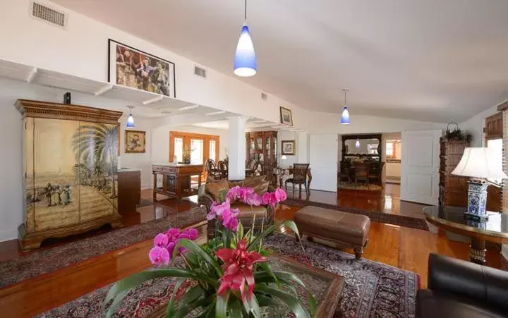 Living room, Lobby/Reception in Old Colorado Inn