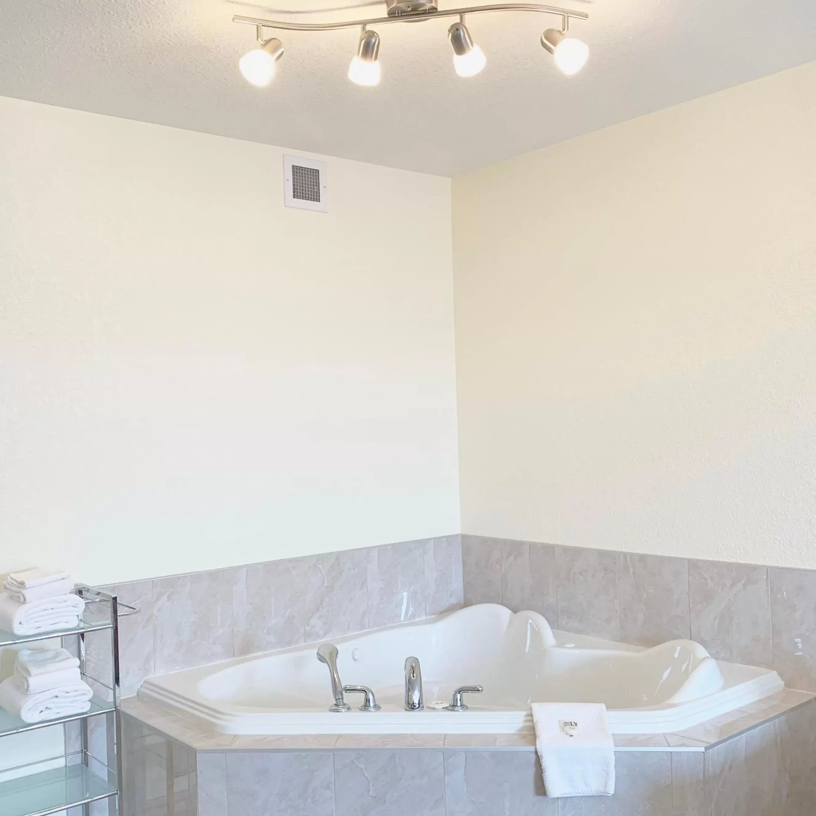 Hot Tub, Bathroom in Prairie Moon Inn & Suites Unity