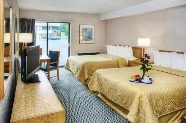 Standard Double Room with Two Double Beds - Non-Smoking in Comfort Inn London - Ontario