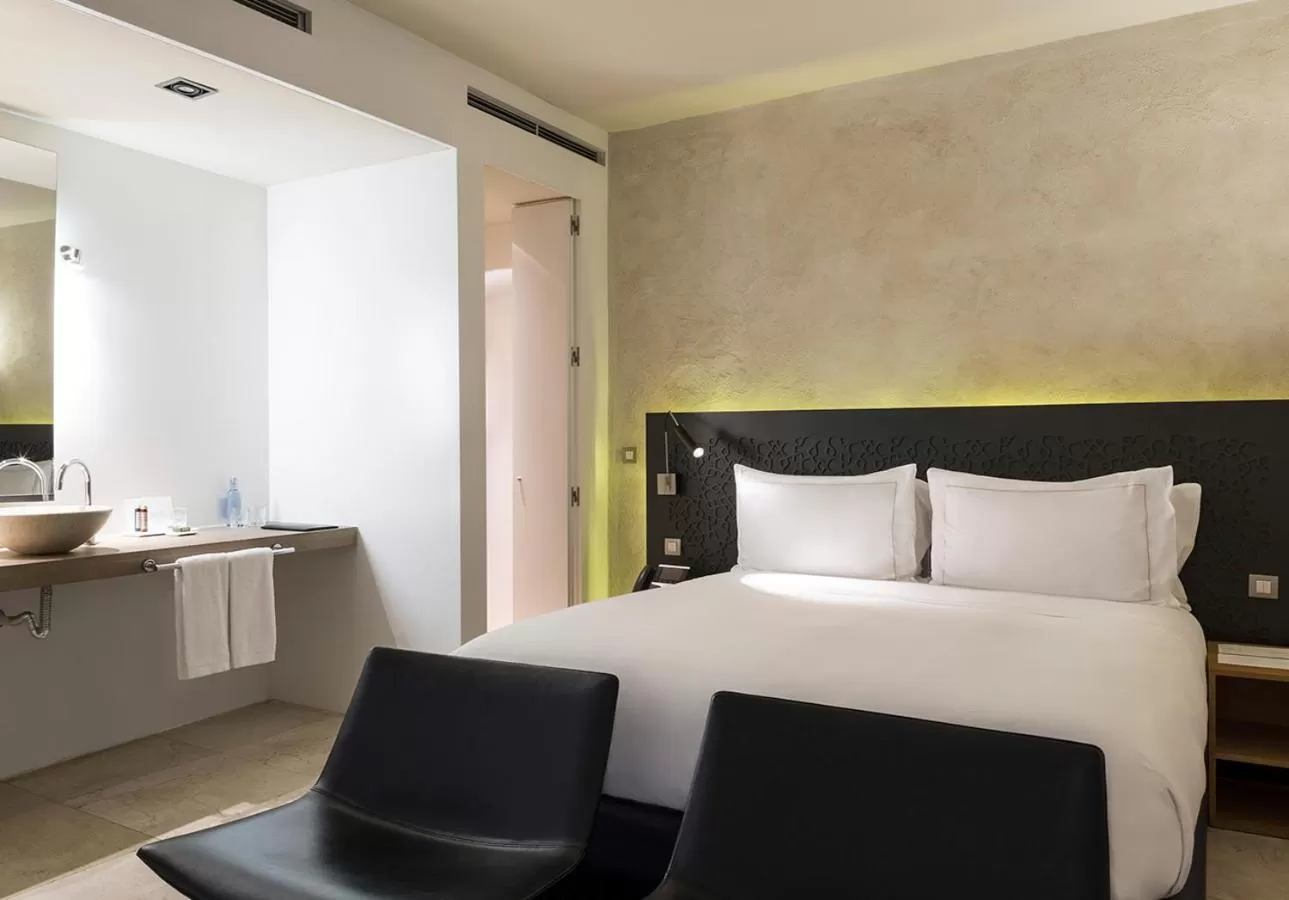 Bathroom, Bed in EME Catedral Mercer Hotel