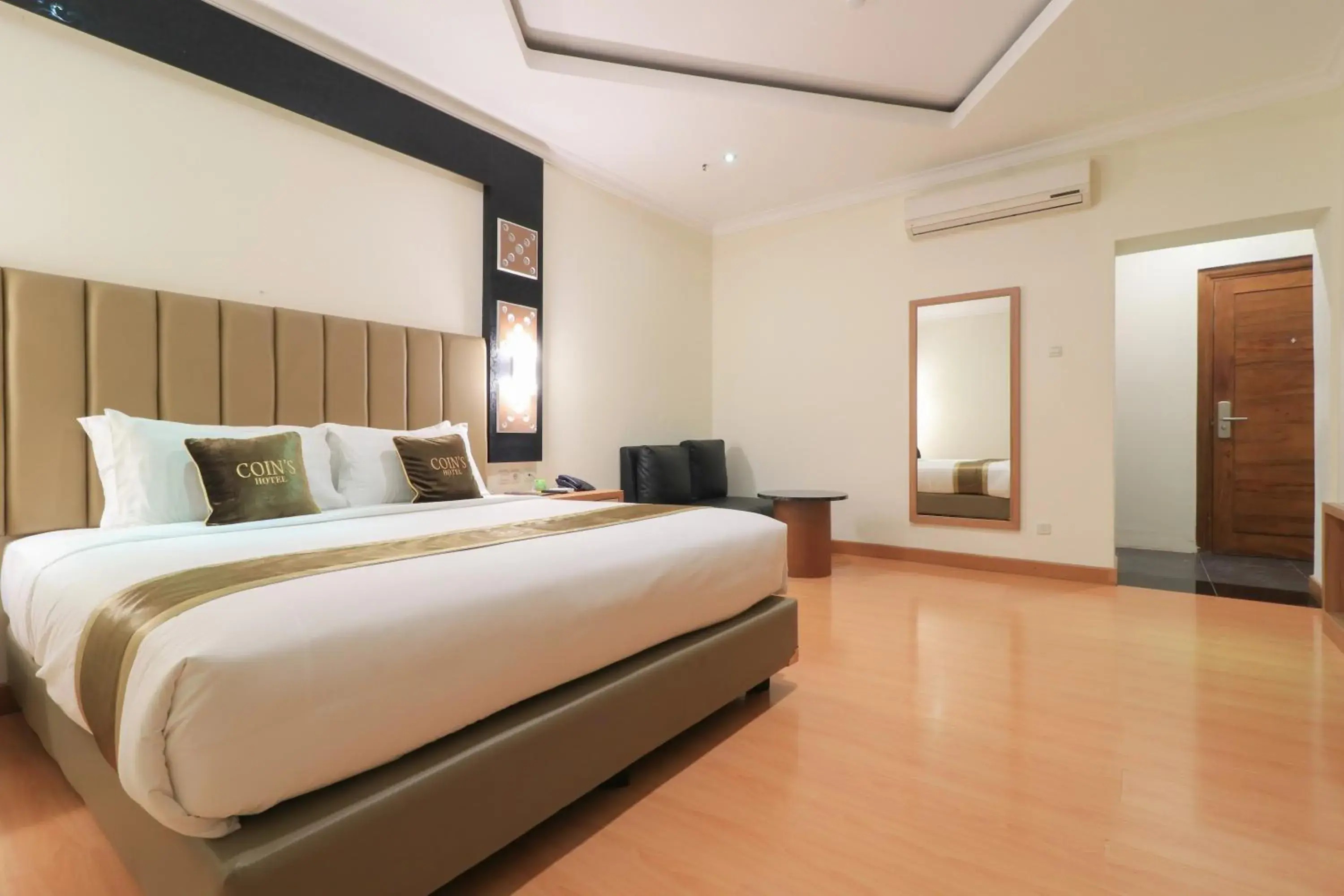 Bedroom, Bed in Coins Hotel Jakarta