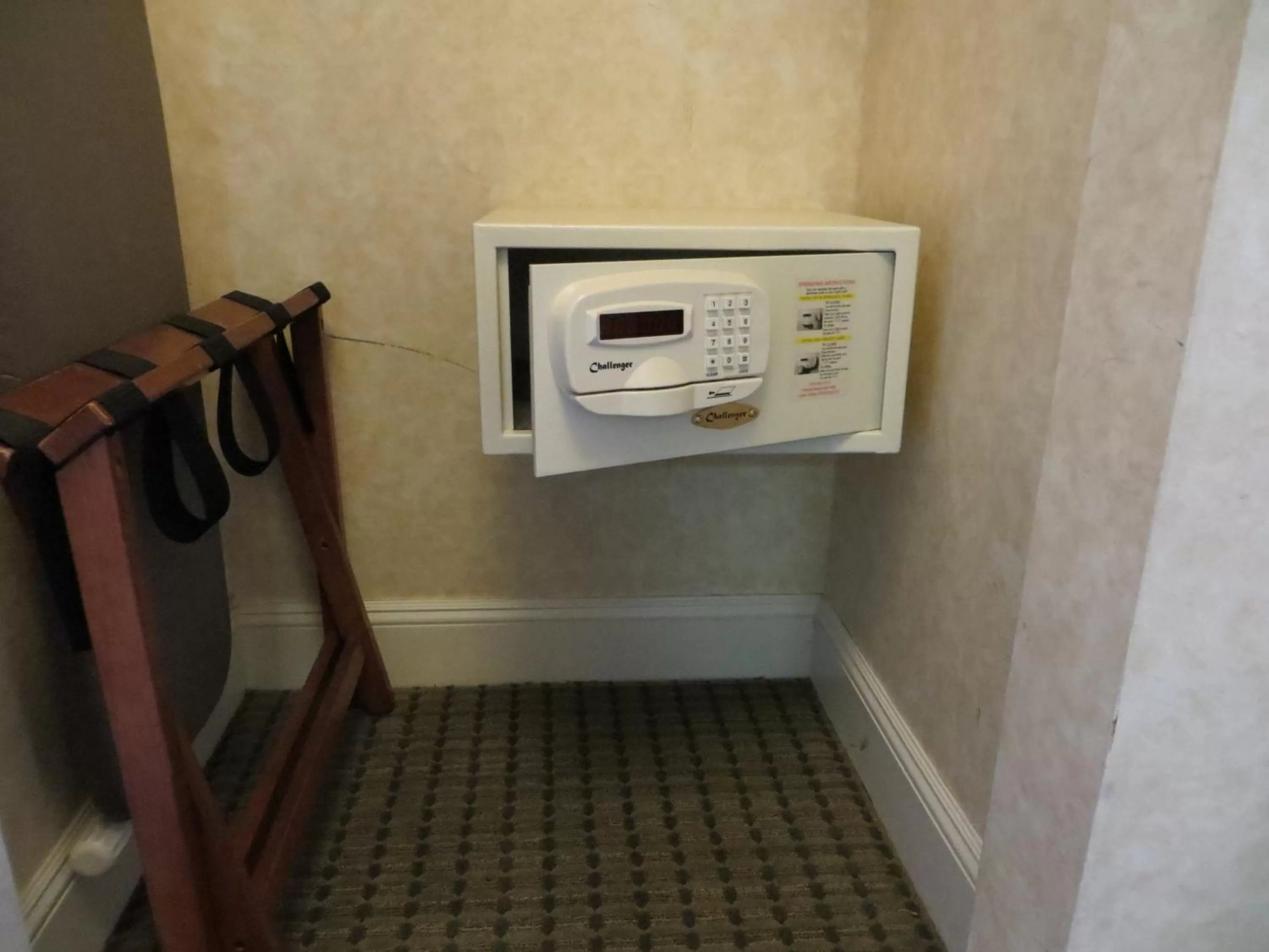 Standard King Room - Lombard Street View in Cow Hollow Inn and Suites