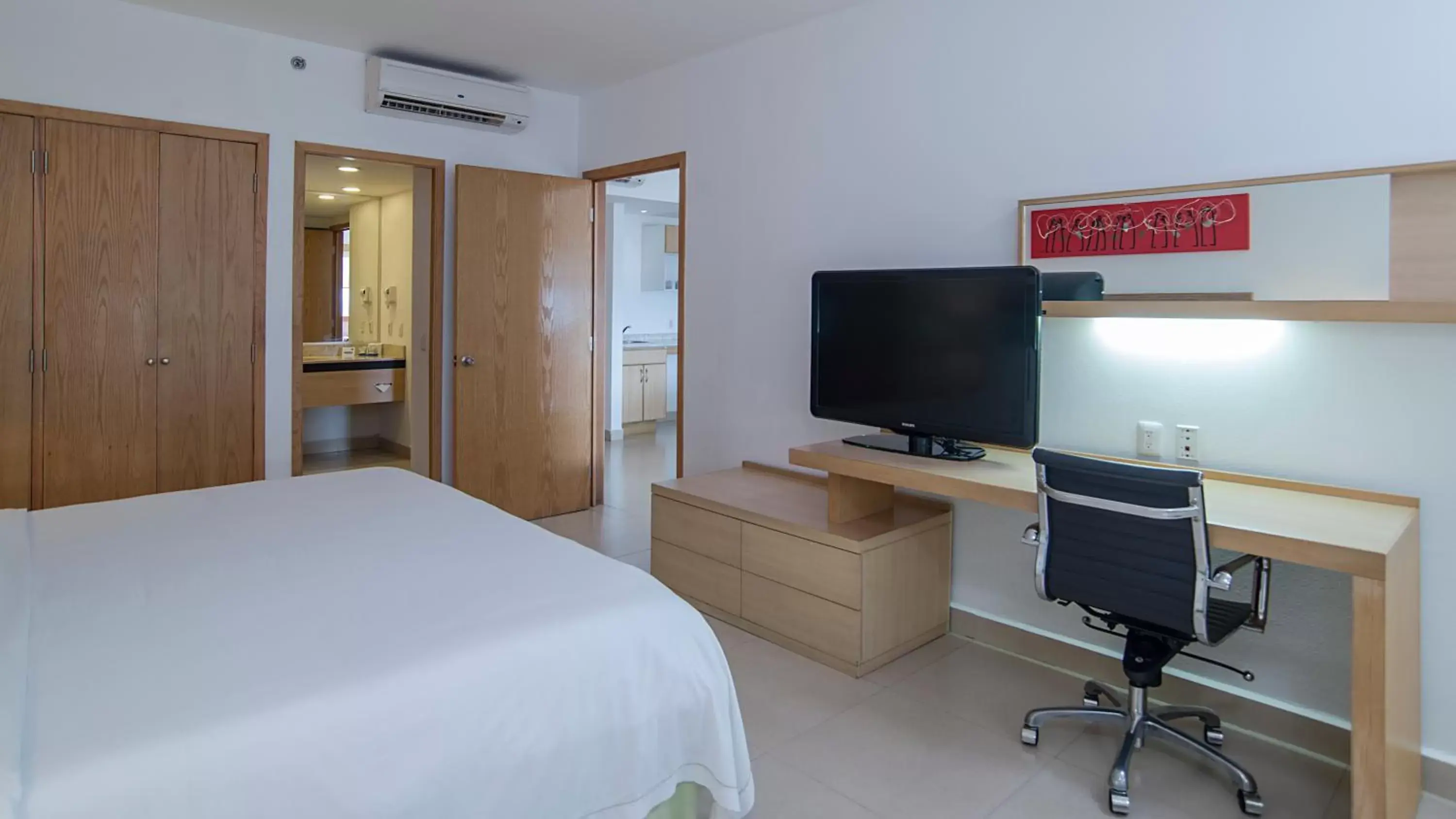 Bed, TV/Entertainment Center in Holiday Inn Express Manzanillo, an IHG Hotel