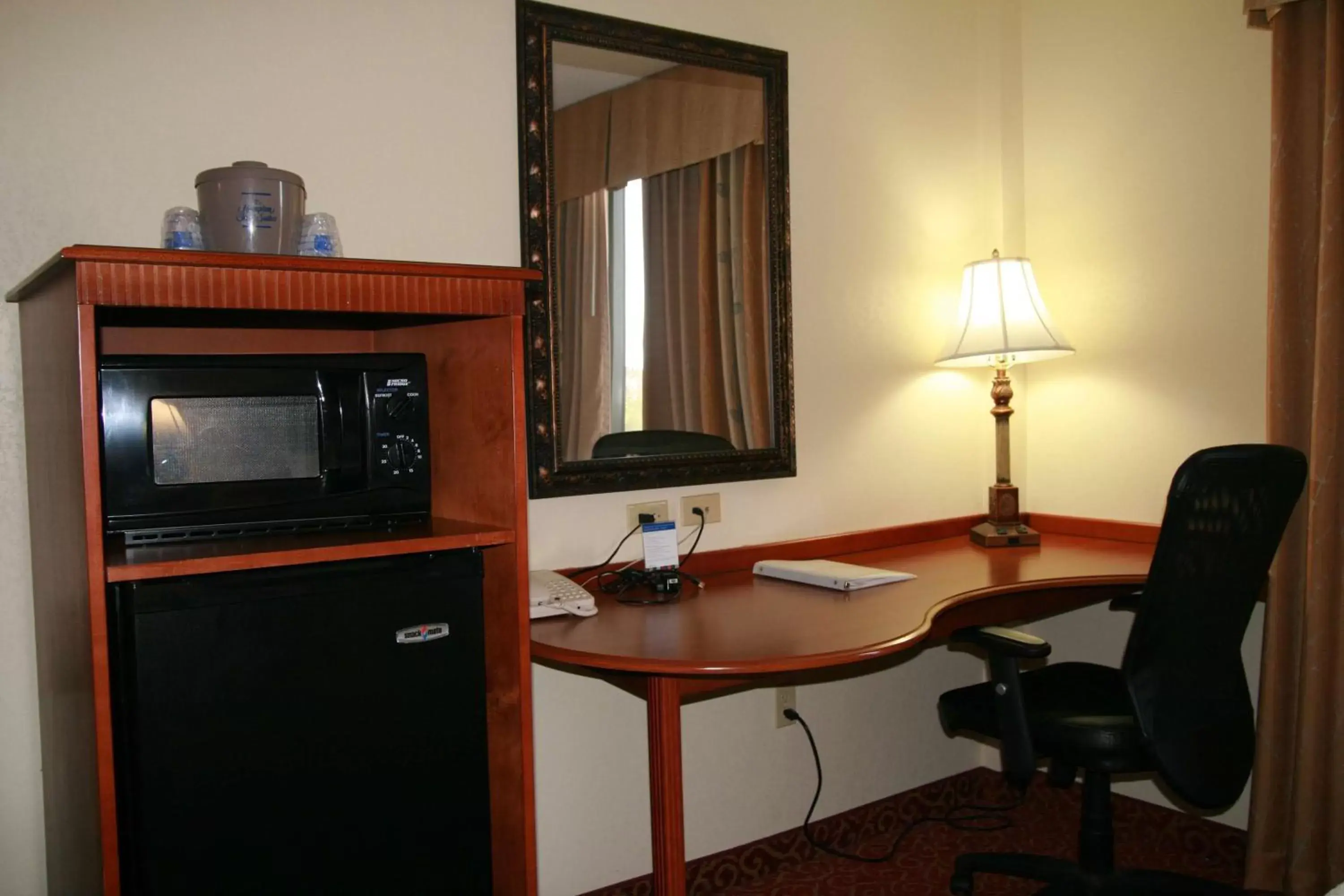 Bed, TV/Entertainment Center in Hampton Inn & Suites McComb