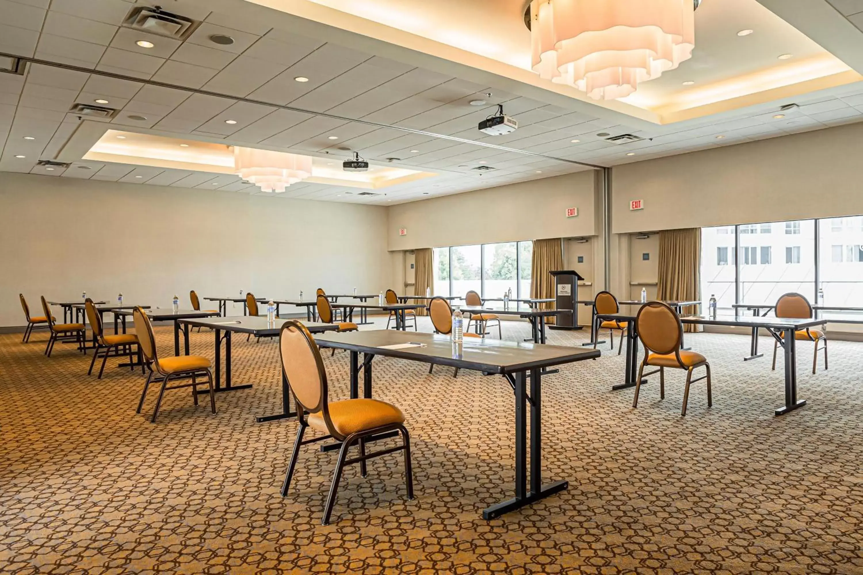 Meeting/conference room, Restaurant/Places to Eat in Sheraton Vancouver Guildford Hotel