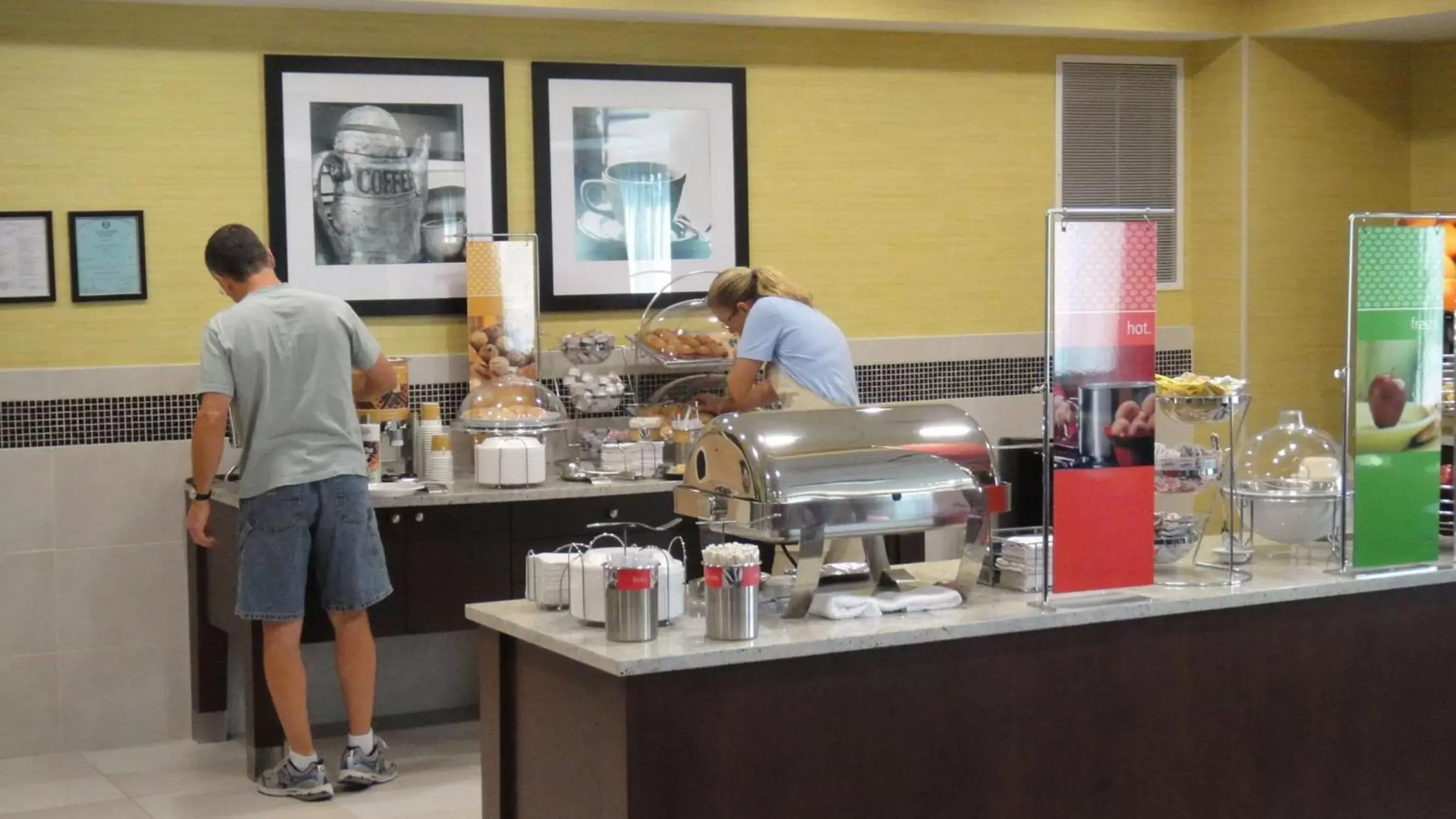 Dining area in Hampton Inn Ozark