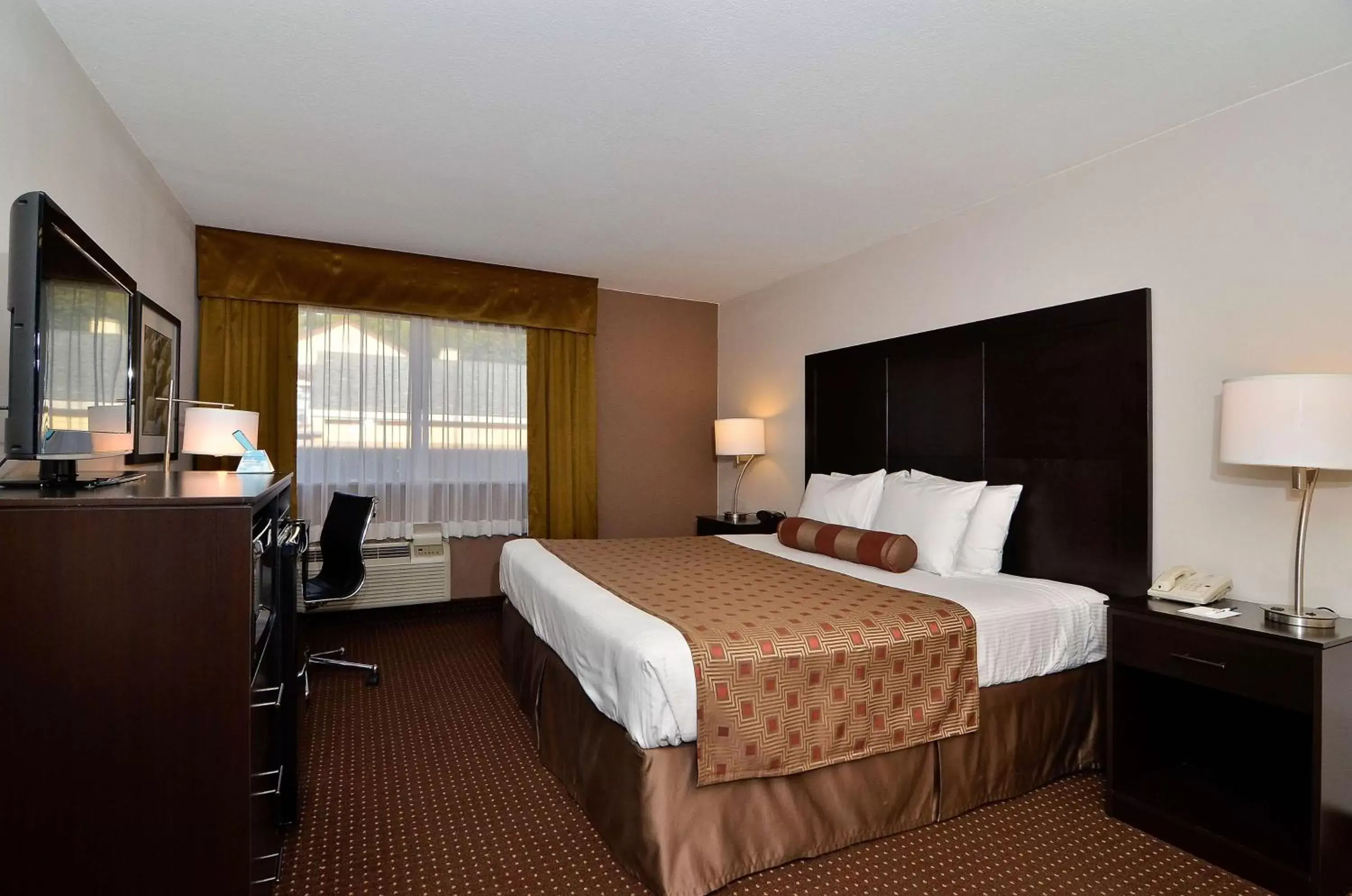 Photo of the whole room, Bed in Best Western Inn of Vancouver