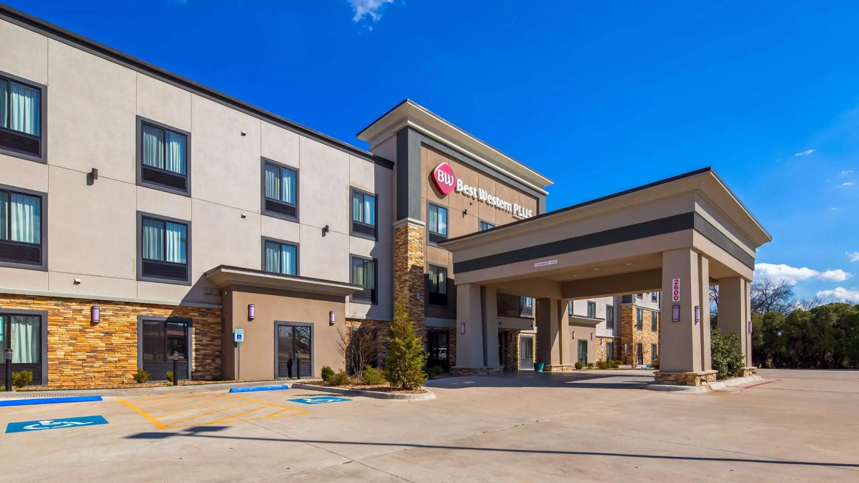 Property building in Best Western Plus Ardmore Inn & Suites
