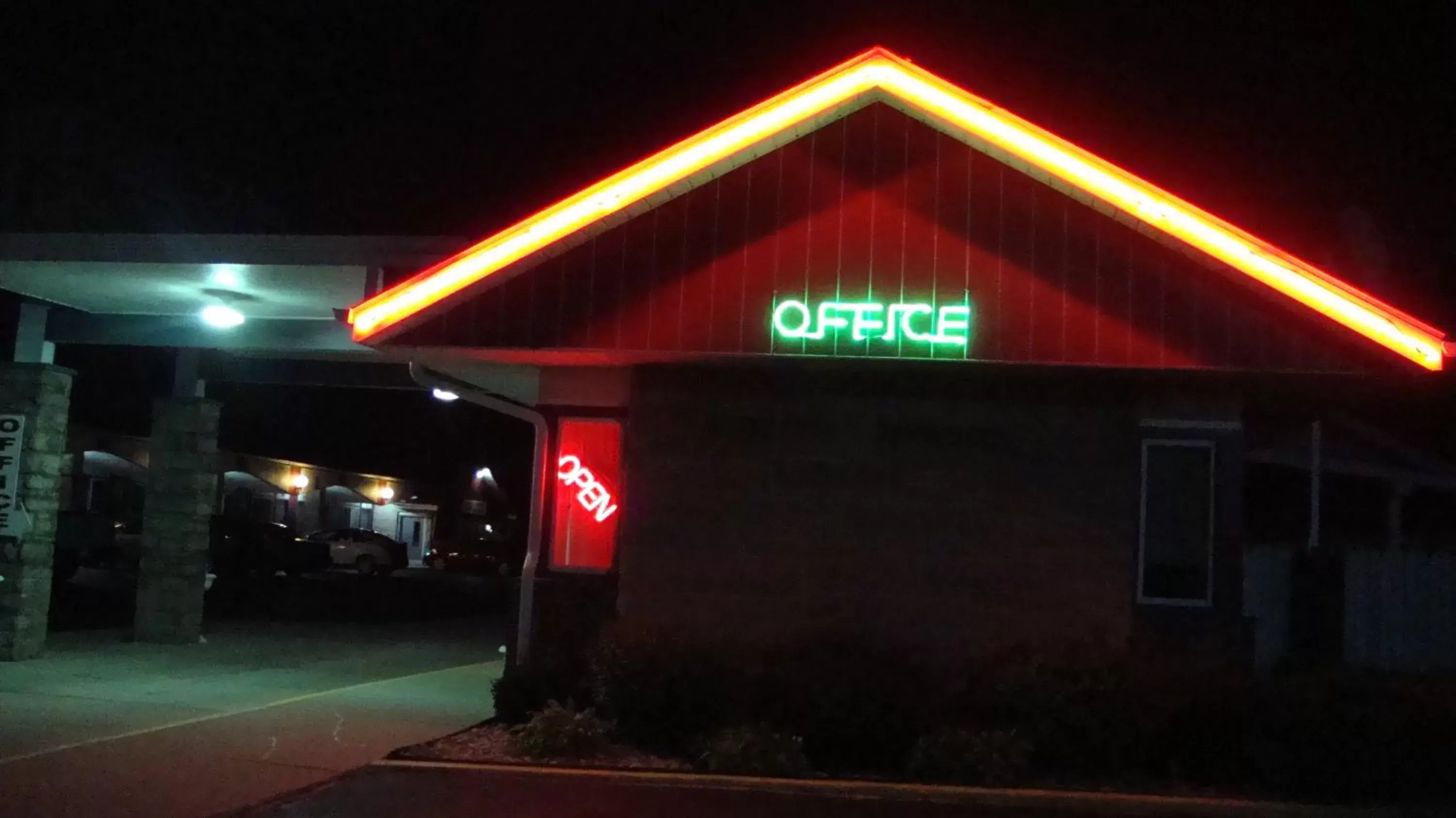 Night, Property Building in Pinconning Trail Inn Motel