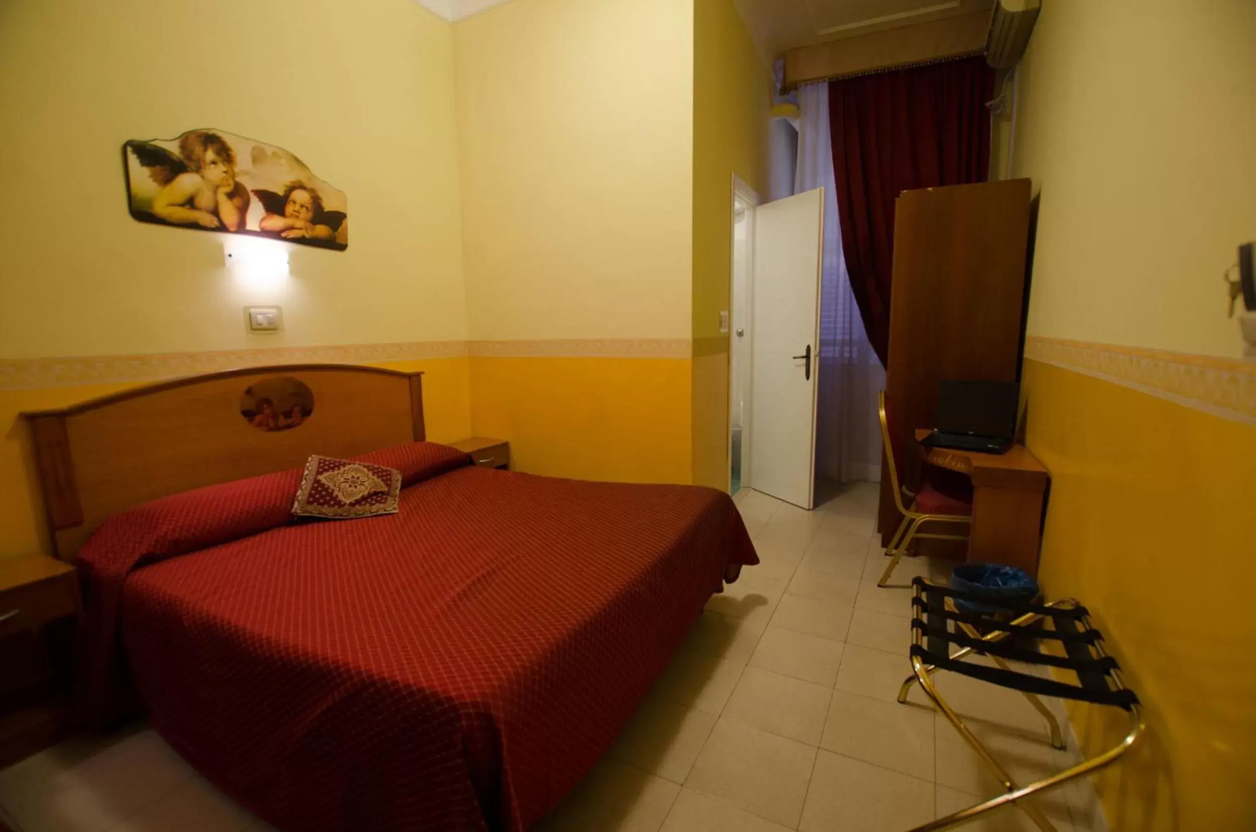 Bedroom, Bed in Hotel Cherubini