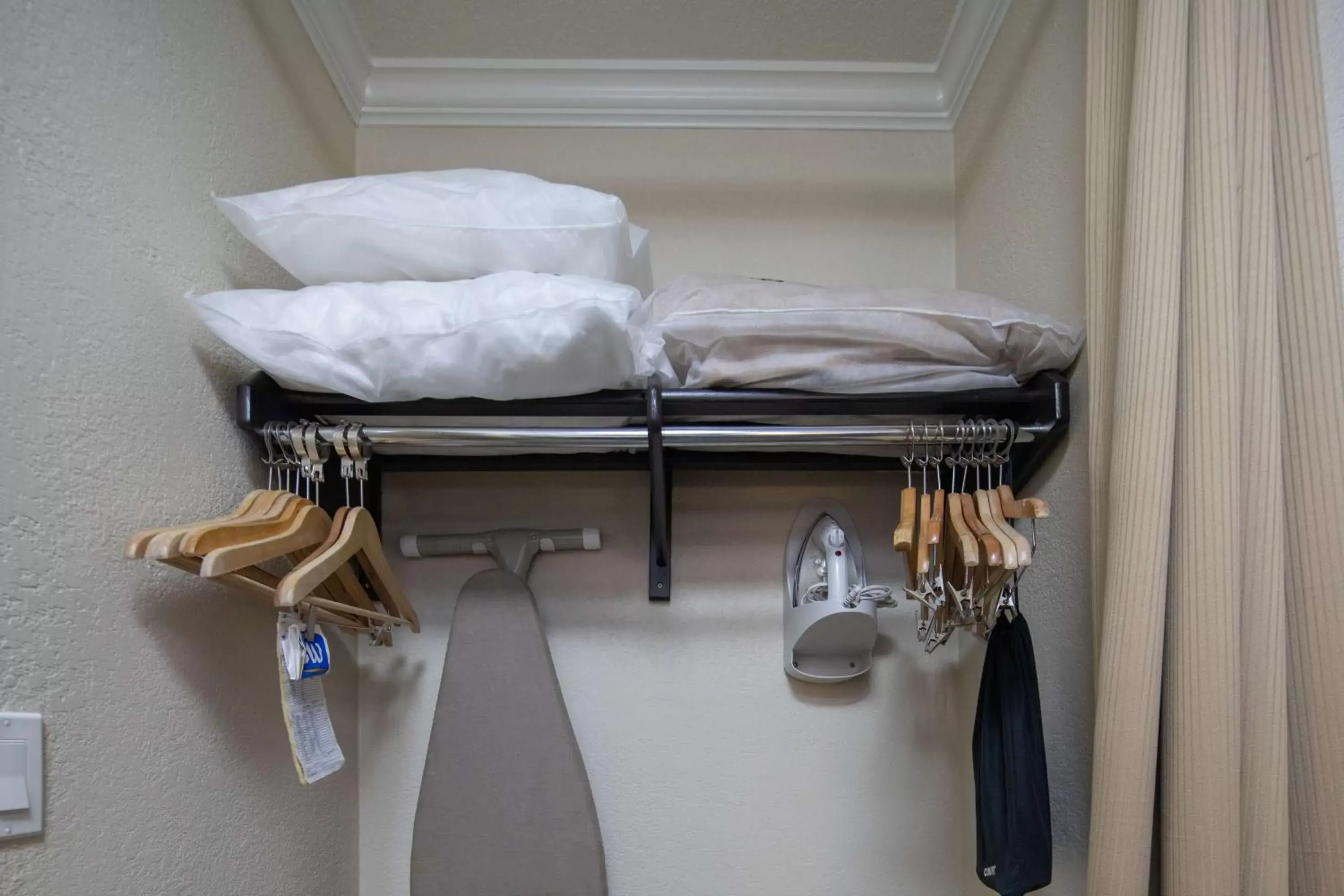 Photo of the whole room, Bed in Best Western Silicon Valley Inn