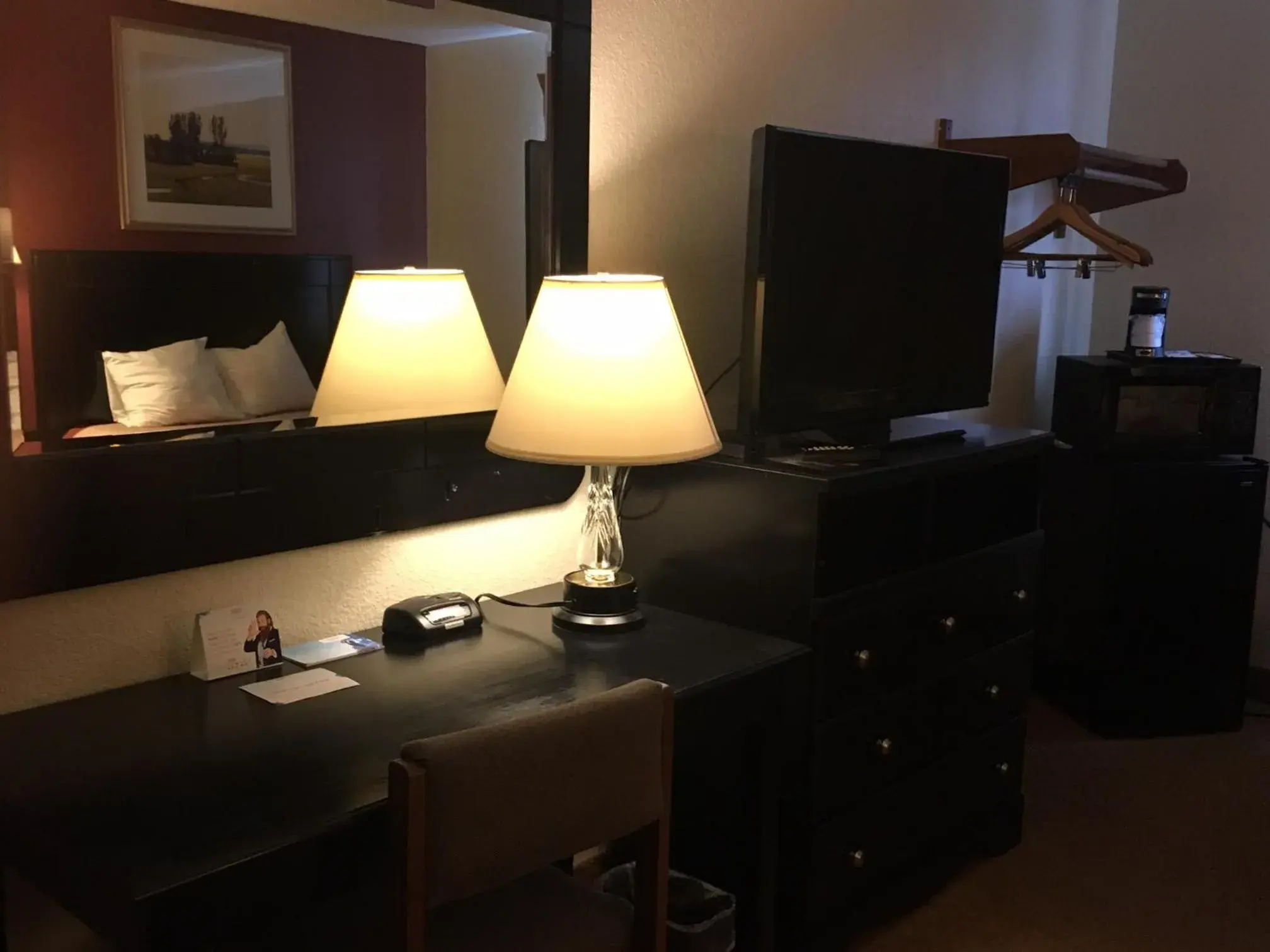 Photo of the whole room, TV/Entertainment Center in Super 8 by Wyndham New Castle