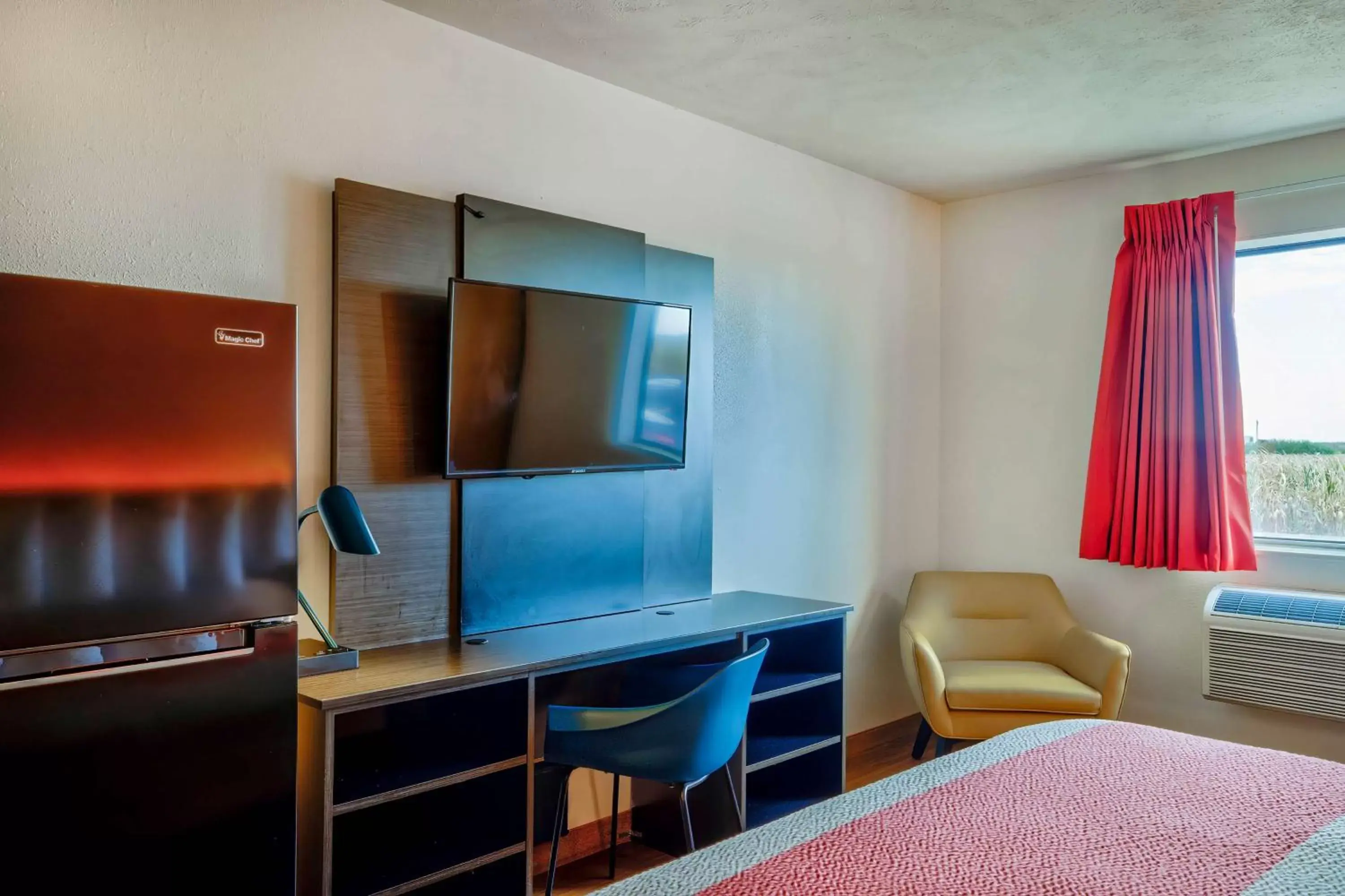 Bedroom, TV/Entertainment Center in Motel 6-Percival, IA