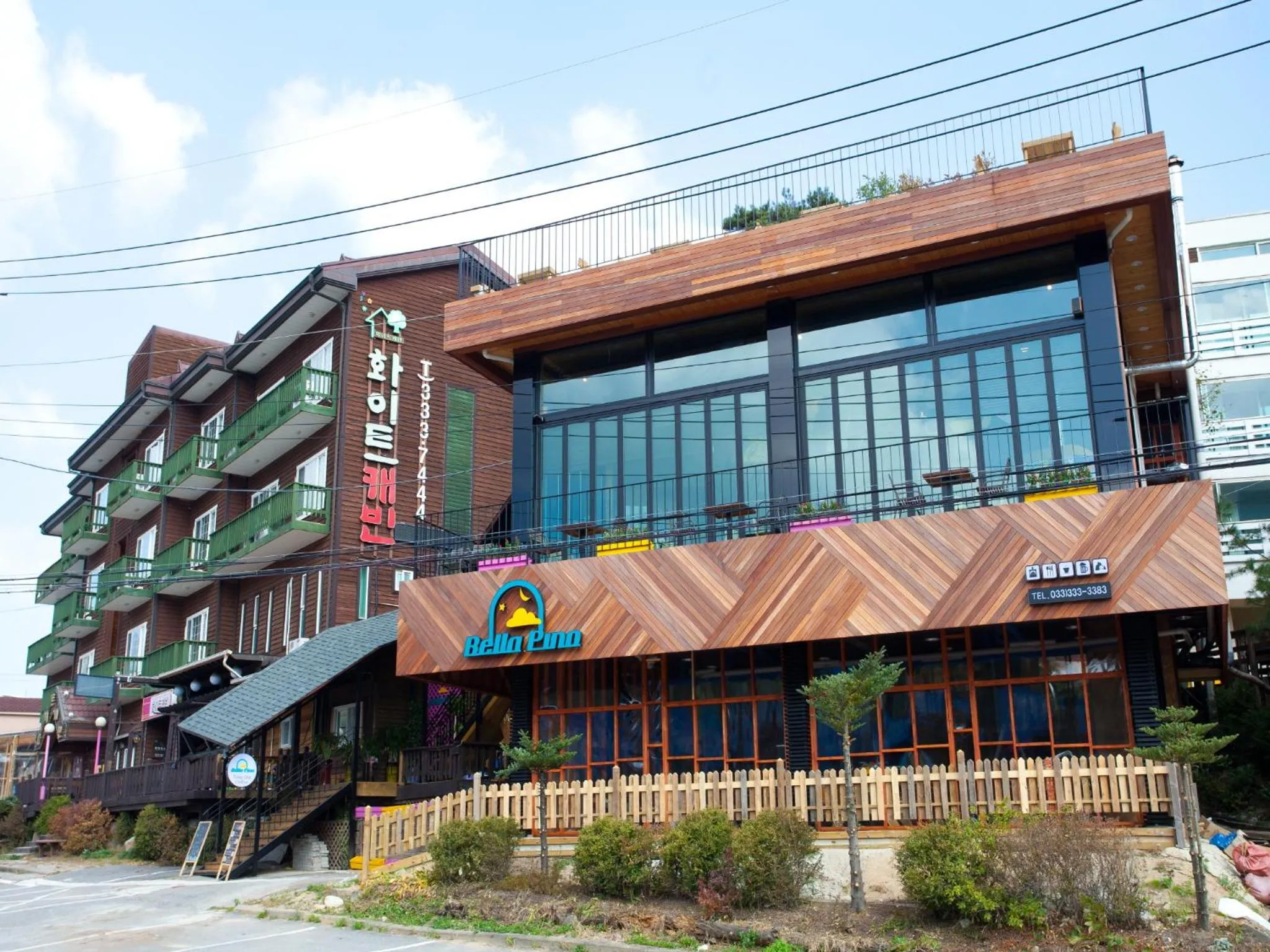 Facade/entrance in White Cabin
