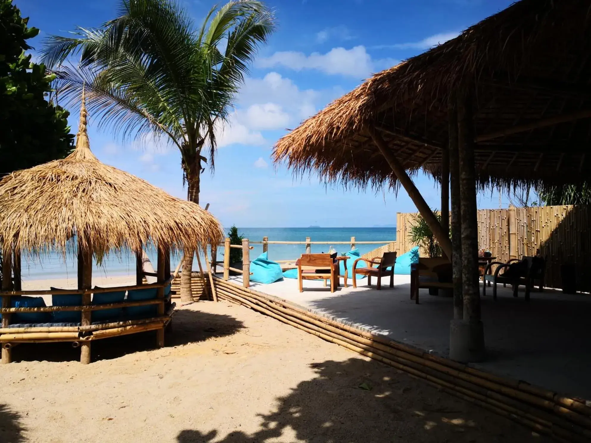 Lounge or bar, Beach in The Lazy Lodge