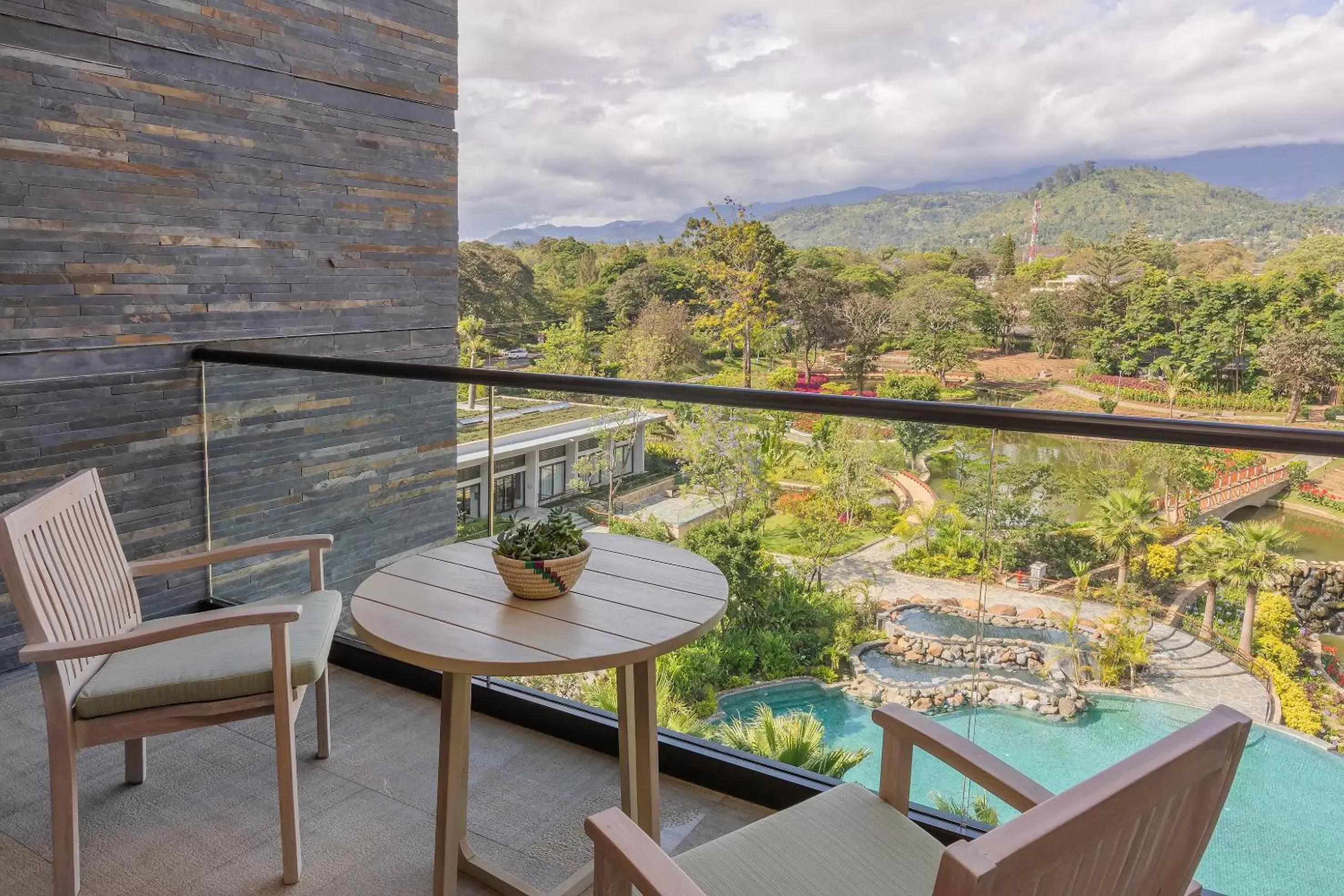 Shower, Balcony/Terrace in Gran Melia Arusha