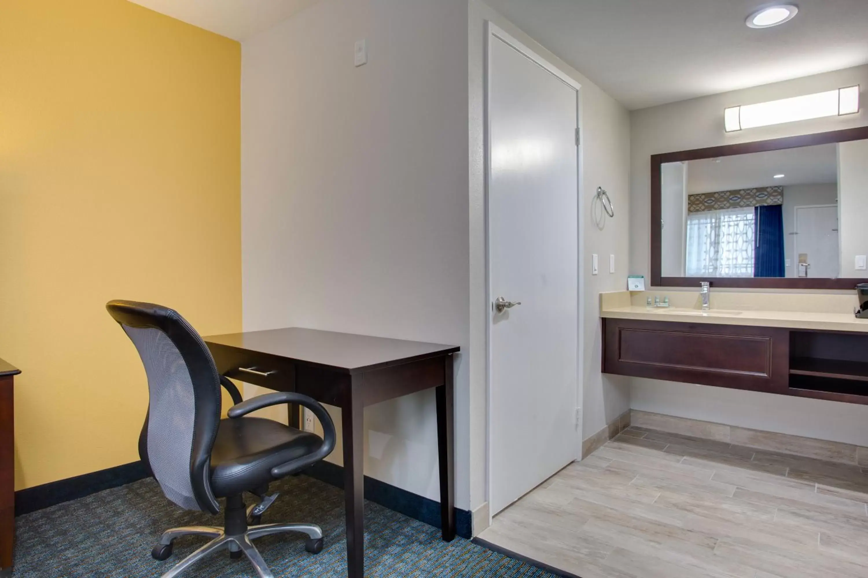 Kitchen/Kitchenette in SureStay Plus Hotel by Best Western Chula Vista West