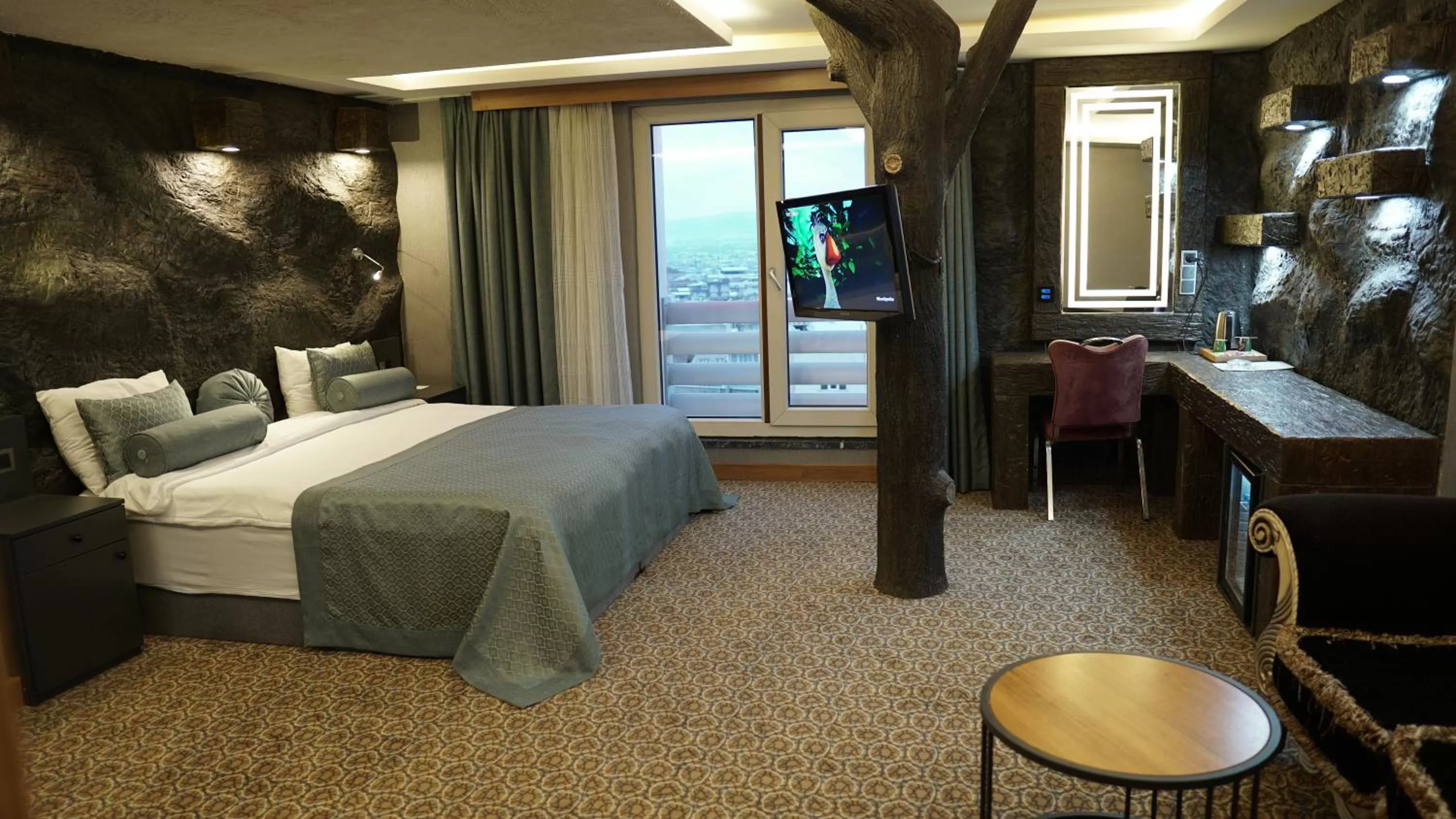 Communal lounge/ TV room, Bed in Green Prusa Hotel