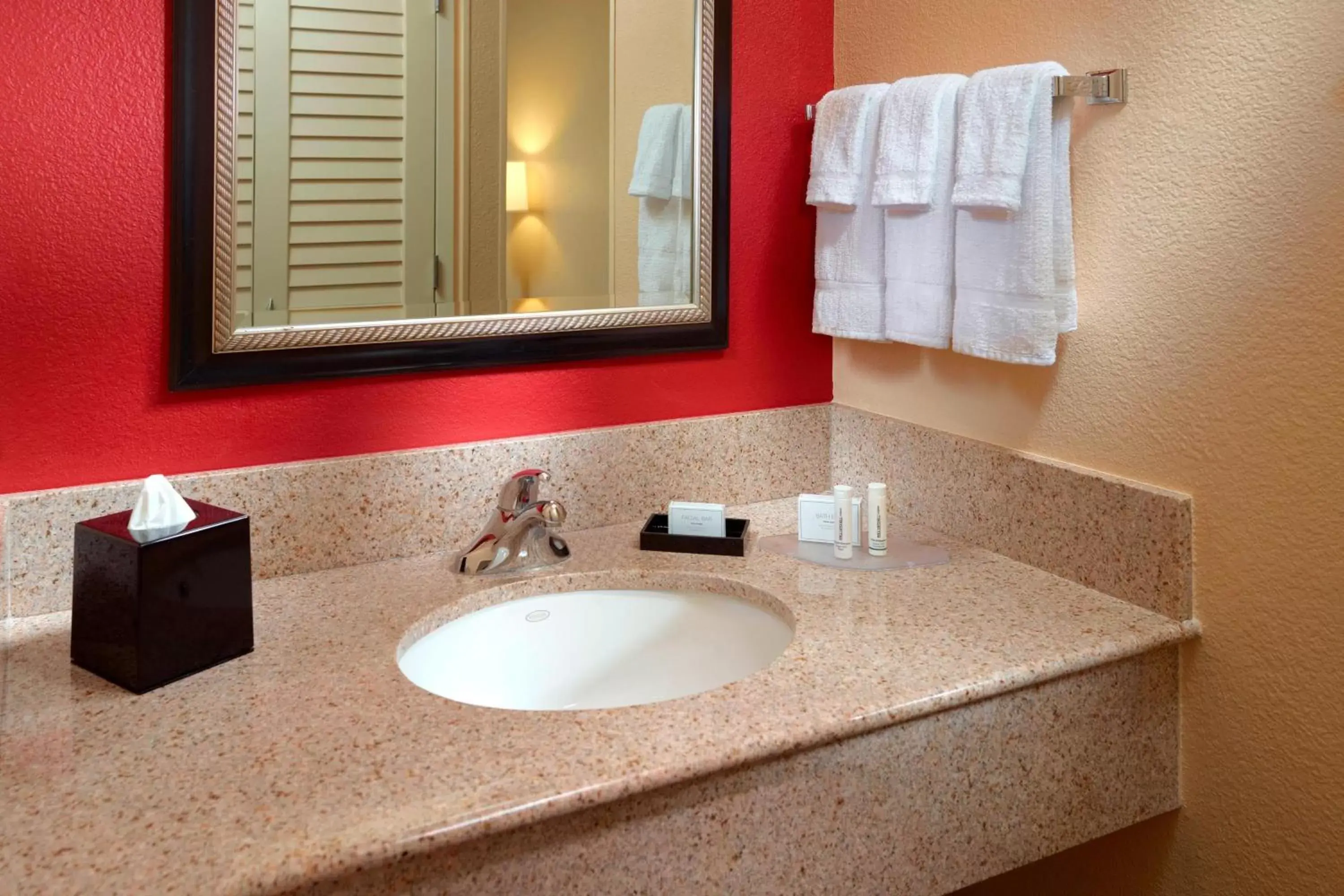 Bathroom in Courtyard by Marriott Columbus