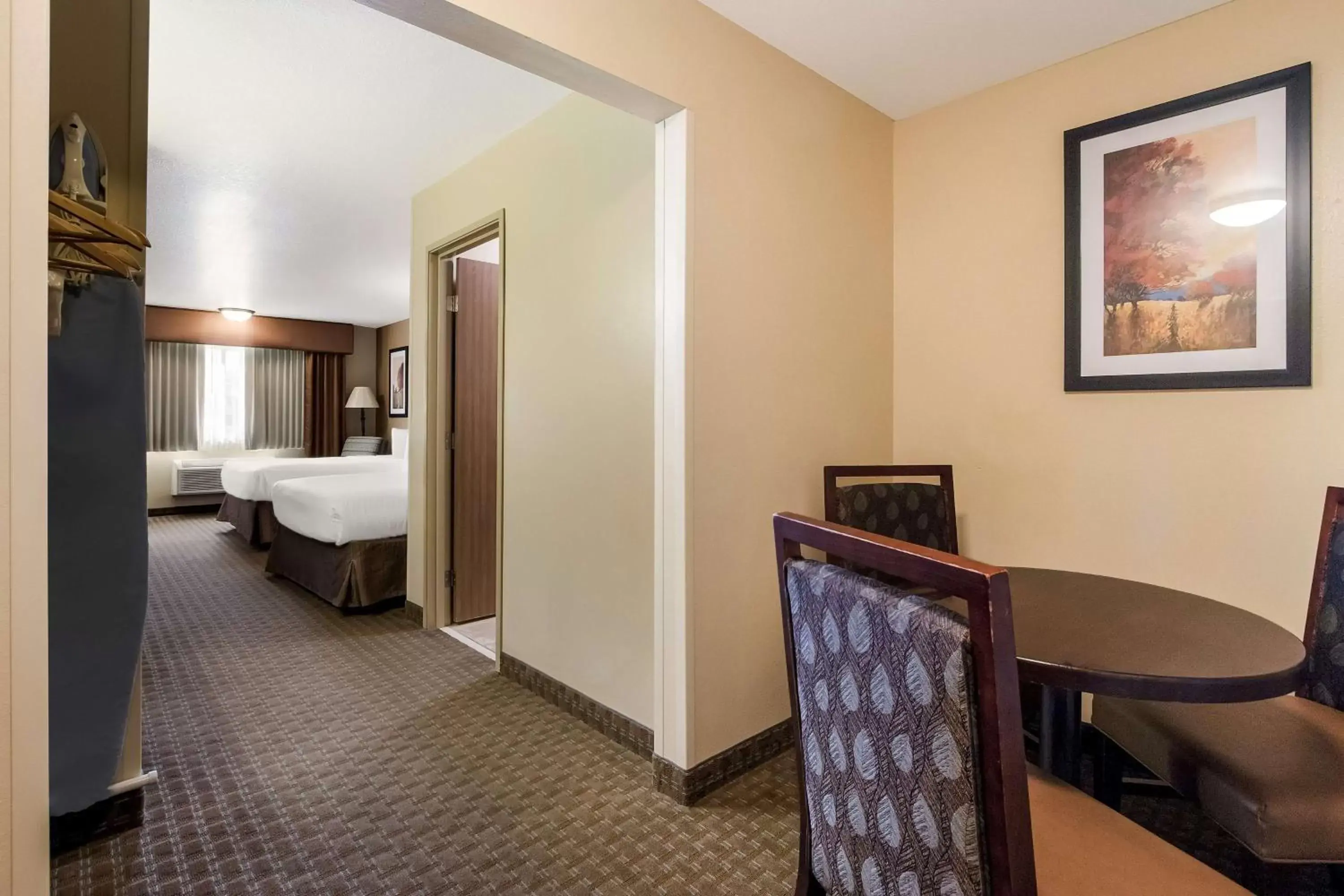 Bedroom, TV/Entertainment Center in Best Western Empire Towers