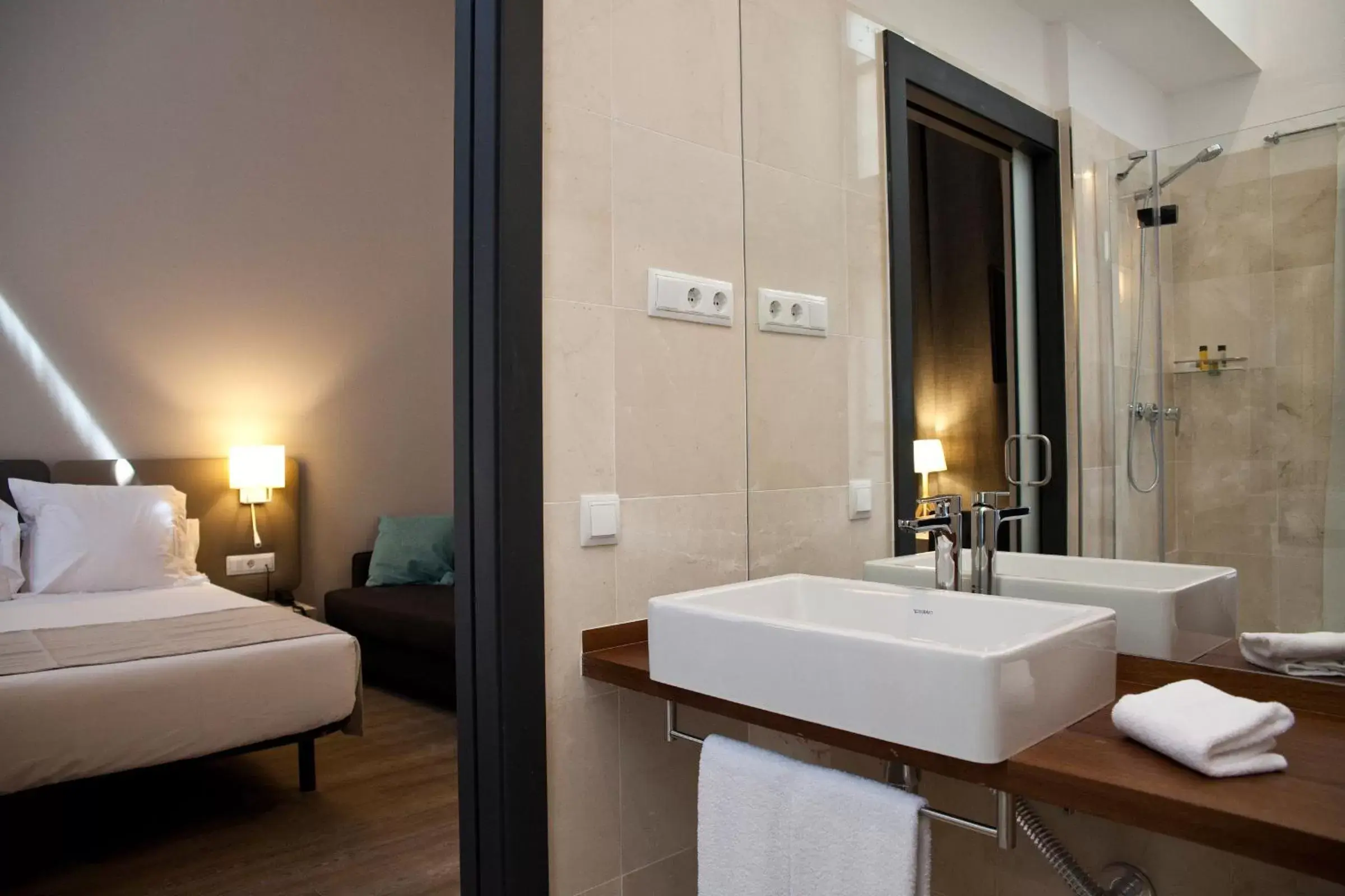 Bathroom in May Ramblas Hotel