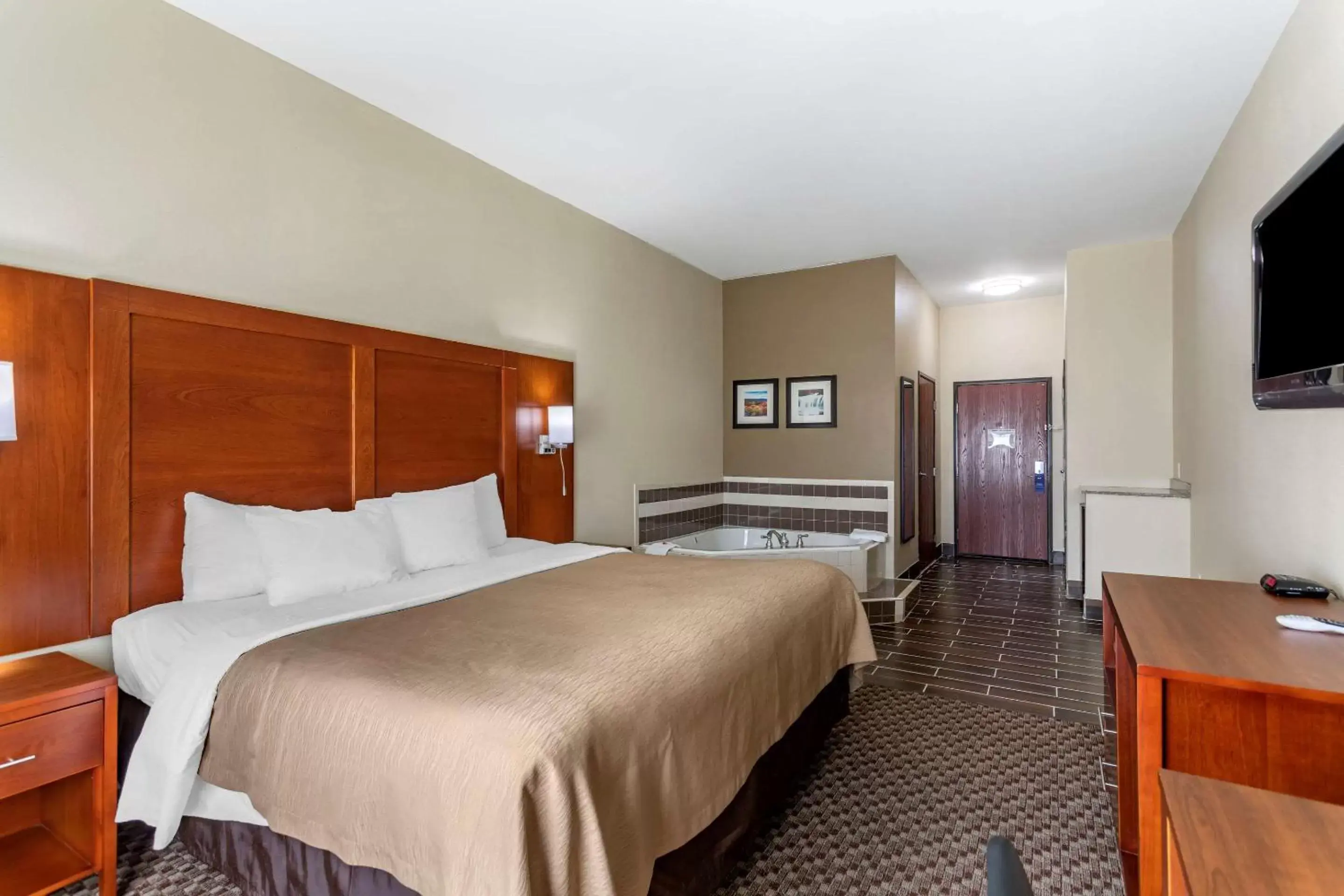 Photo of the whole room, Bed in Comfort Inn & Suites Carbondale University Area