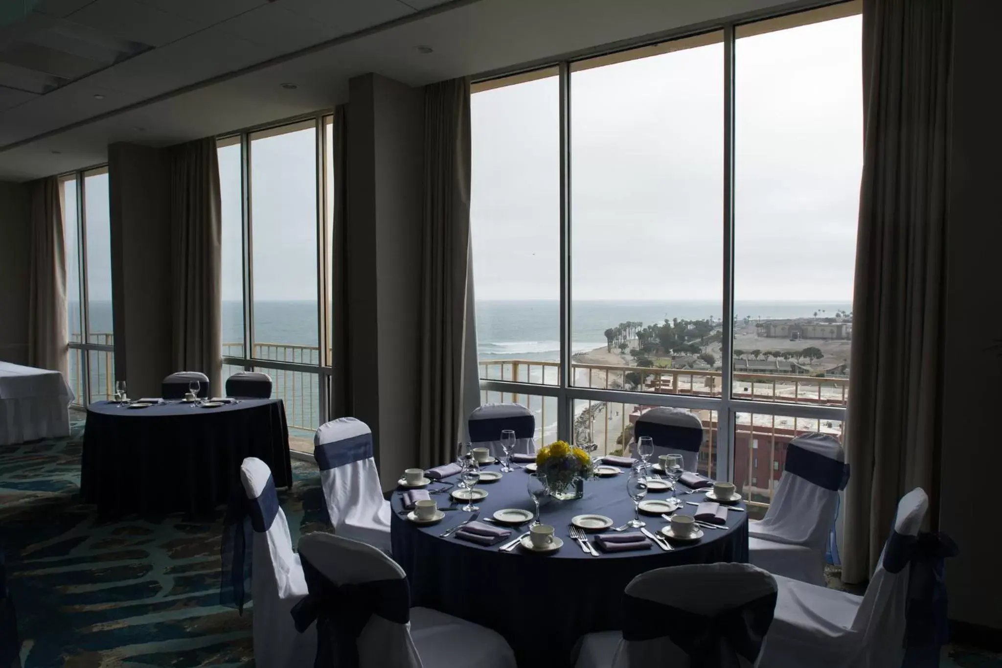 Property building, Restaurant/Places to Eat in Crowne Plaza Hotel Ventura Beach, an IHG Hotel