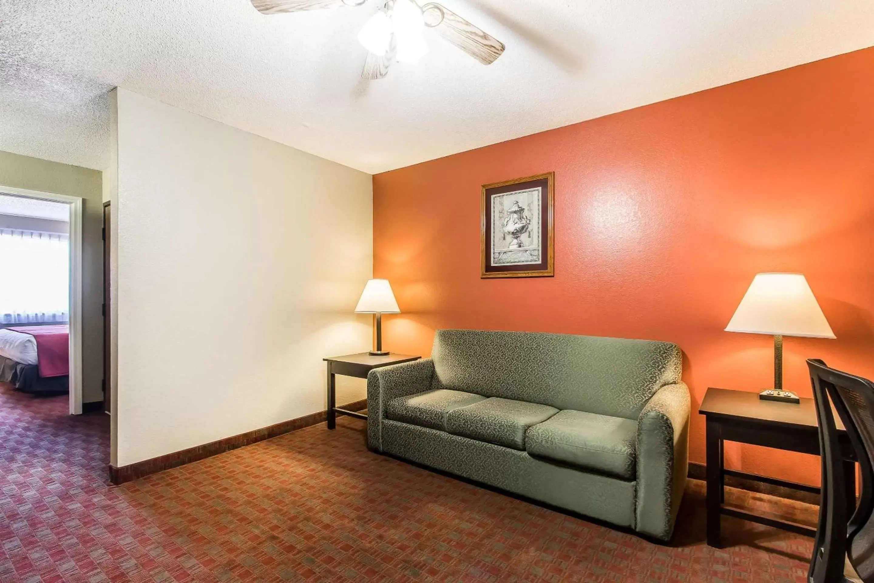 Photo of the whole room, Seating Area in Quality Inn & Suites La Vergne