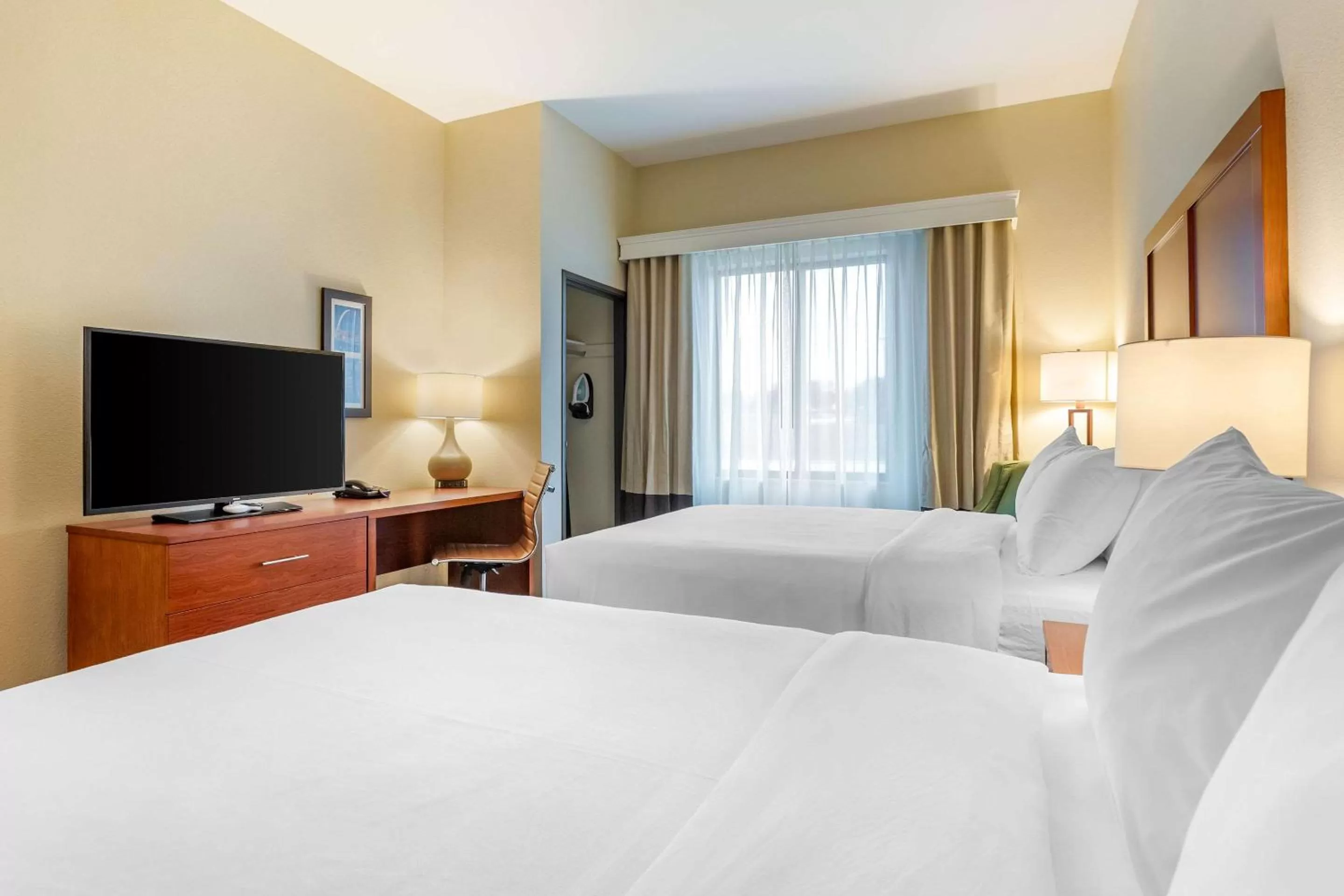 Photo of the whole room, Bed in Comfort Inn & Suites West Des Moines