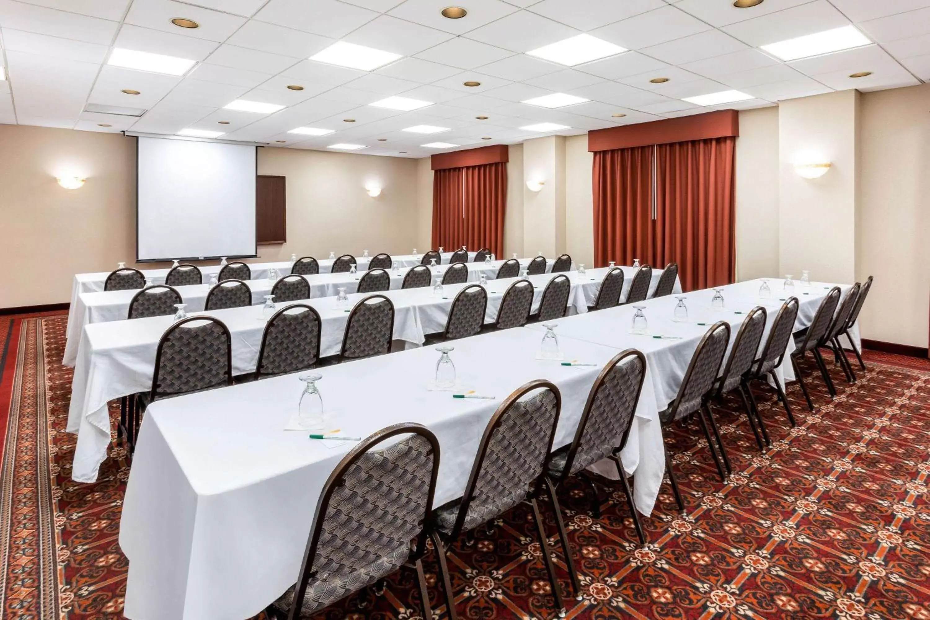 Meeting/conference room in La Quinta by Wyndham Madison American Center