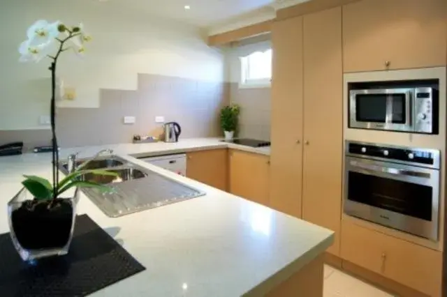 Kitchen or kitchenette, Kitchen/Kitchenette in Comfort Apartments Royal Gardens