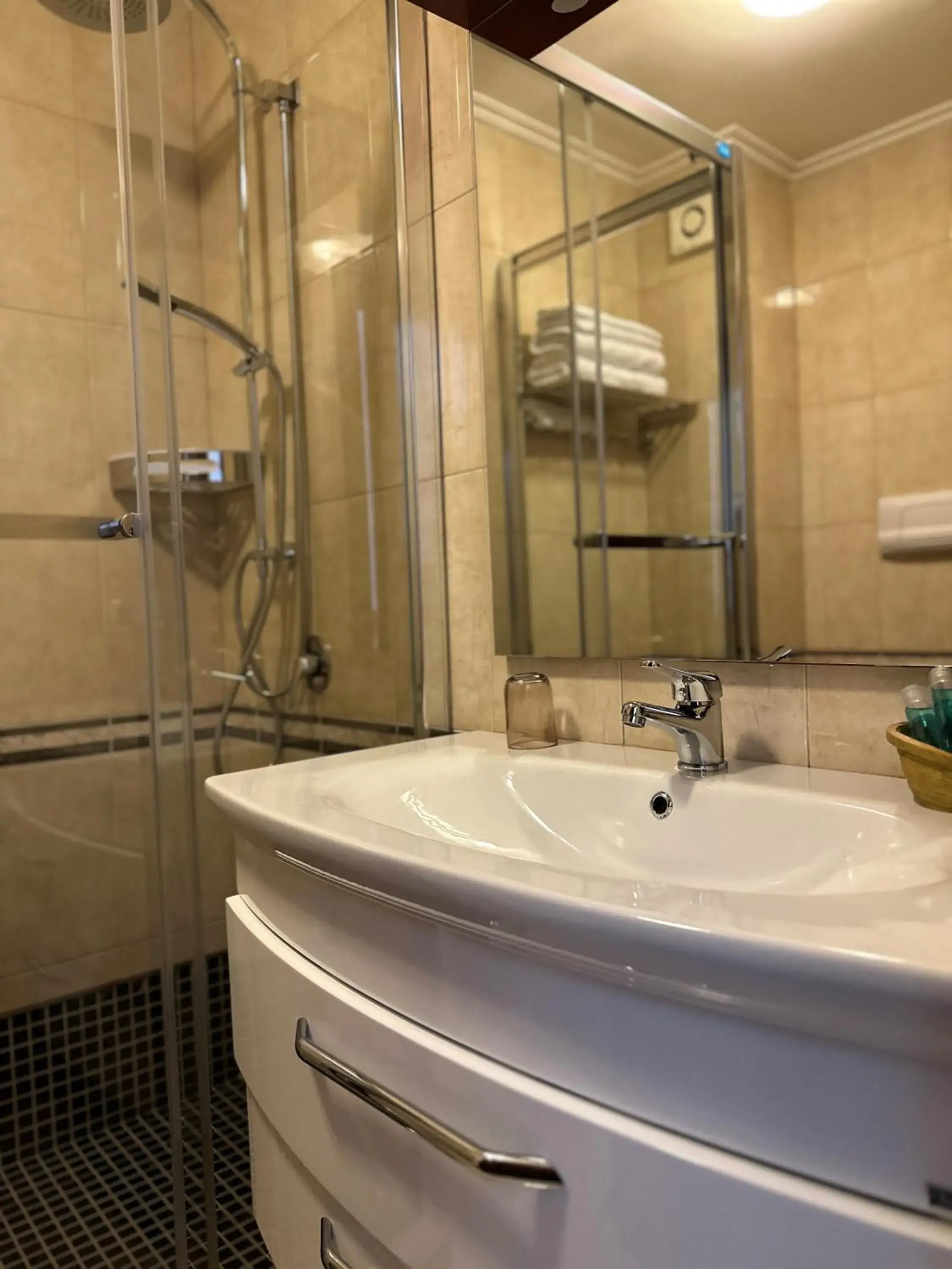 Shower, Bathroom in Dinasty Hotel