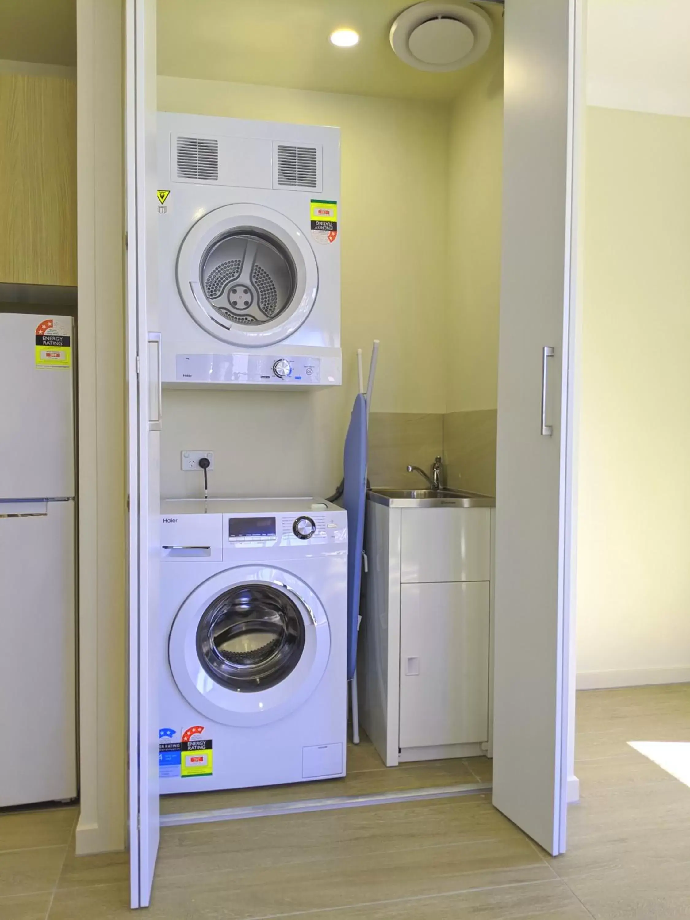 washing machine, Kitchen/Kitchenette in The Windsor Apartments and Hotel Rooms, Brisbane