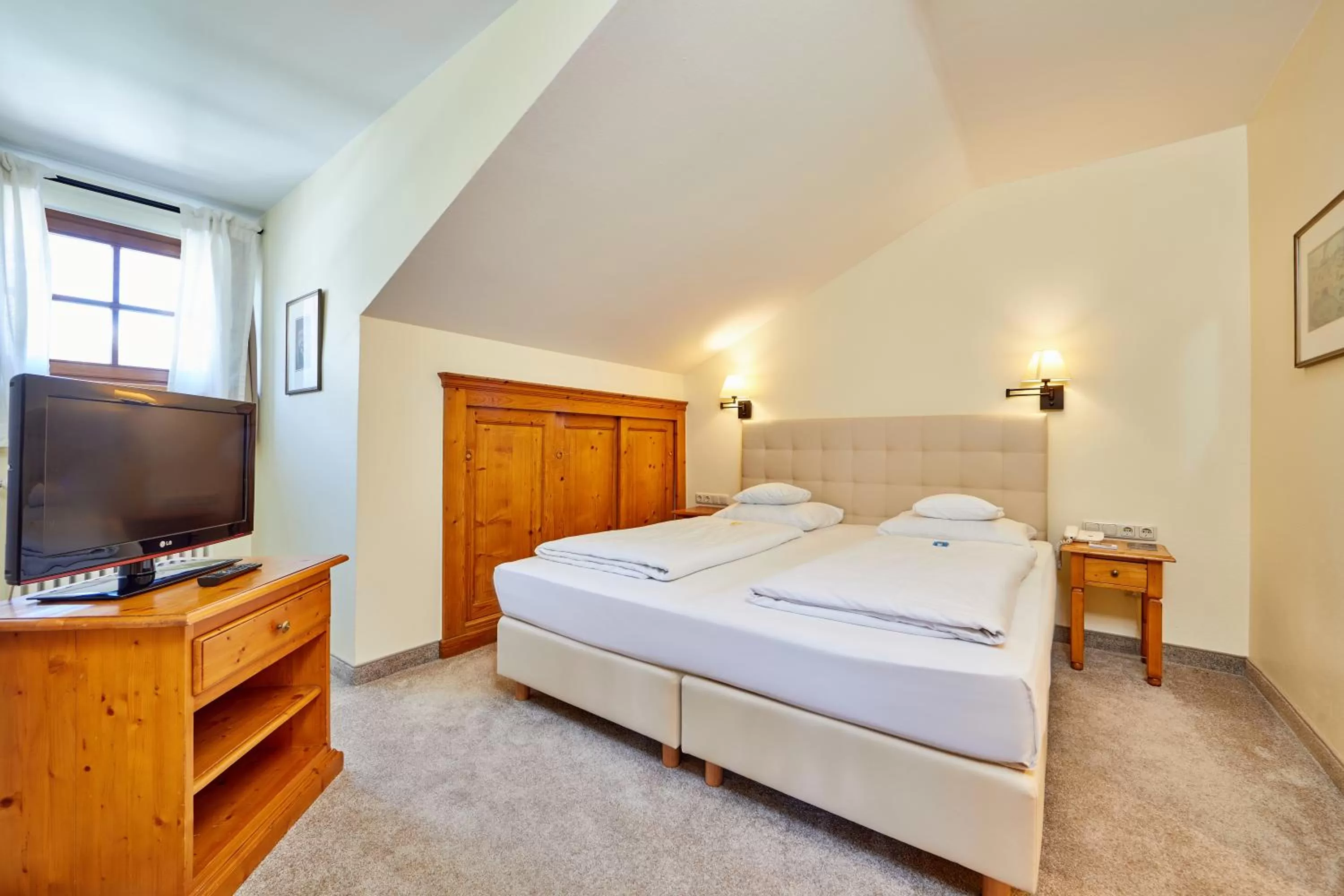 Bedroom, Bed in Hotel Zugspitze