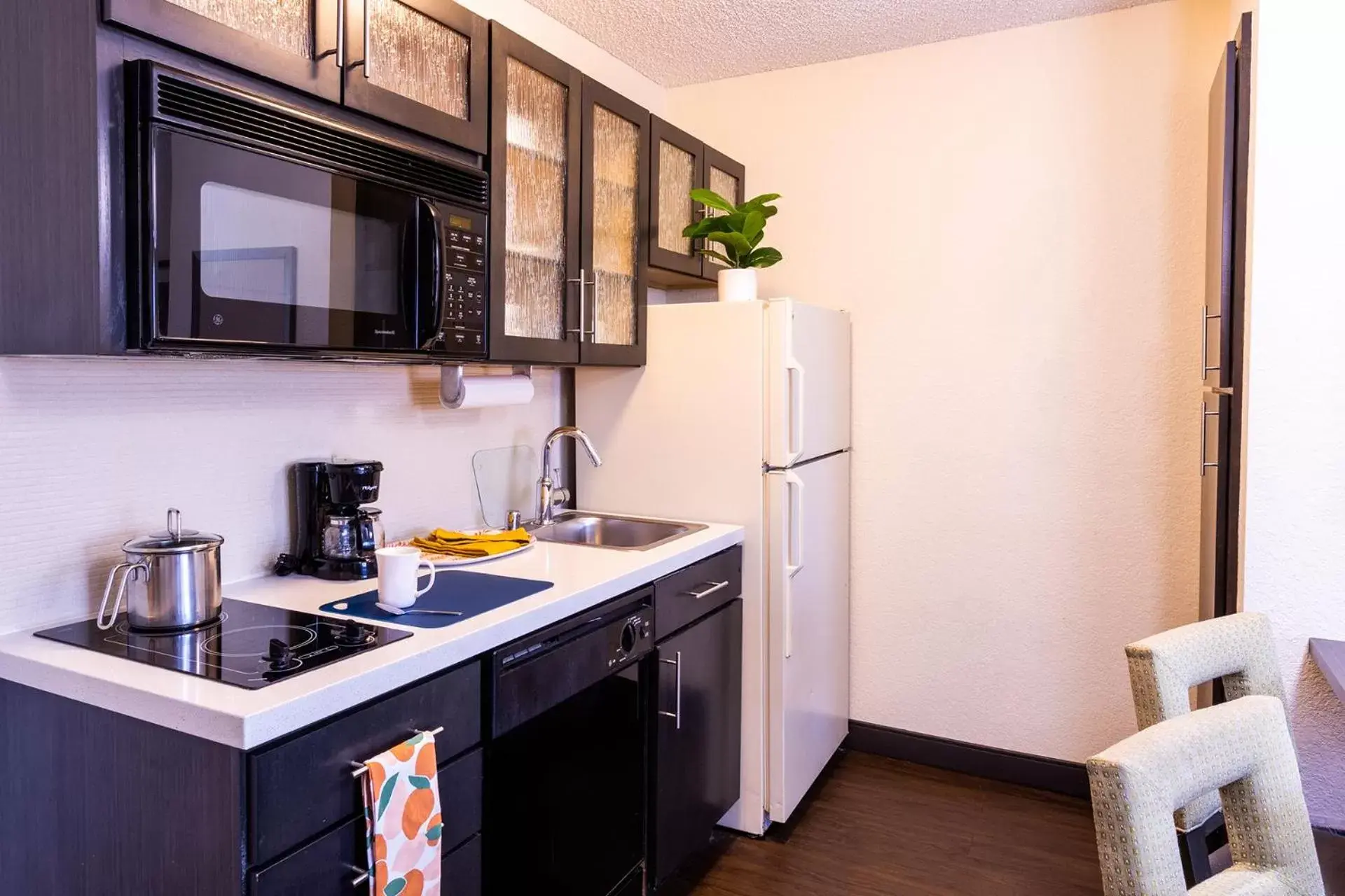 kitchen, Kitchen/Kitchenette in Sonesta Simply Suites St Louis Earth City