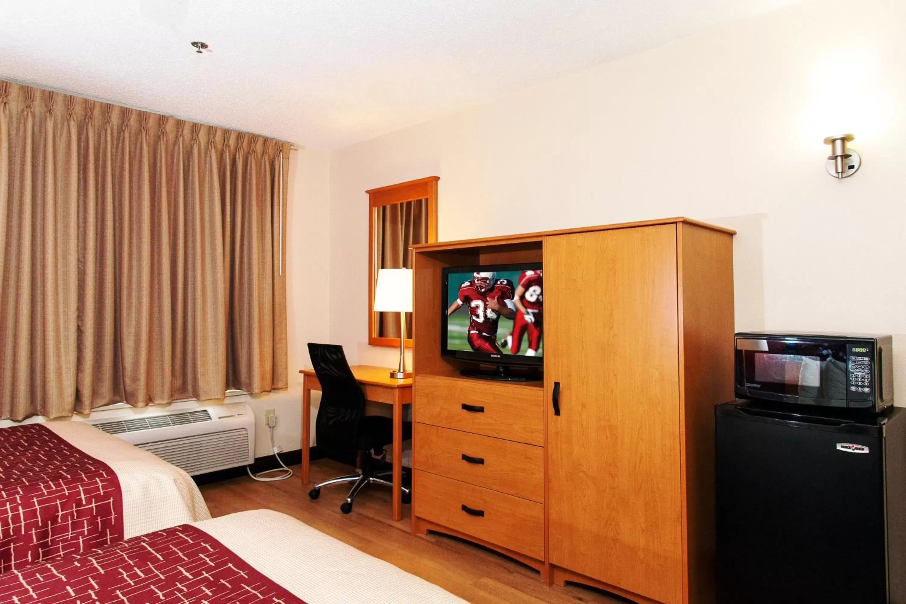 Photo of the whole room, TV/Entertainment Center in Red Roof Inn Fargo - I-94/Medical Center