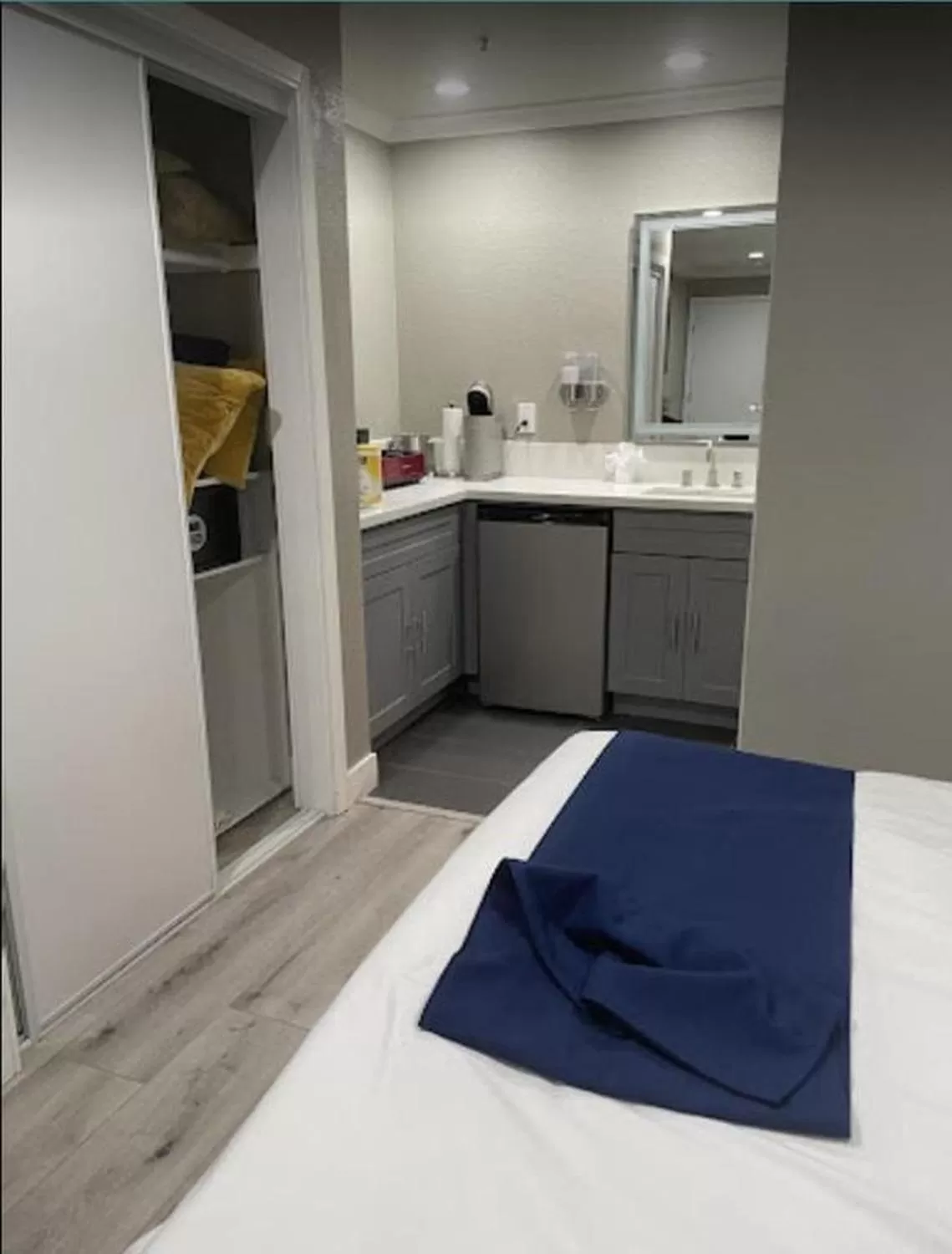 Photo of the whole room, Bed in Omeo Suites