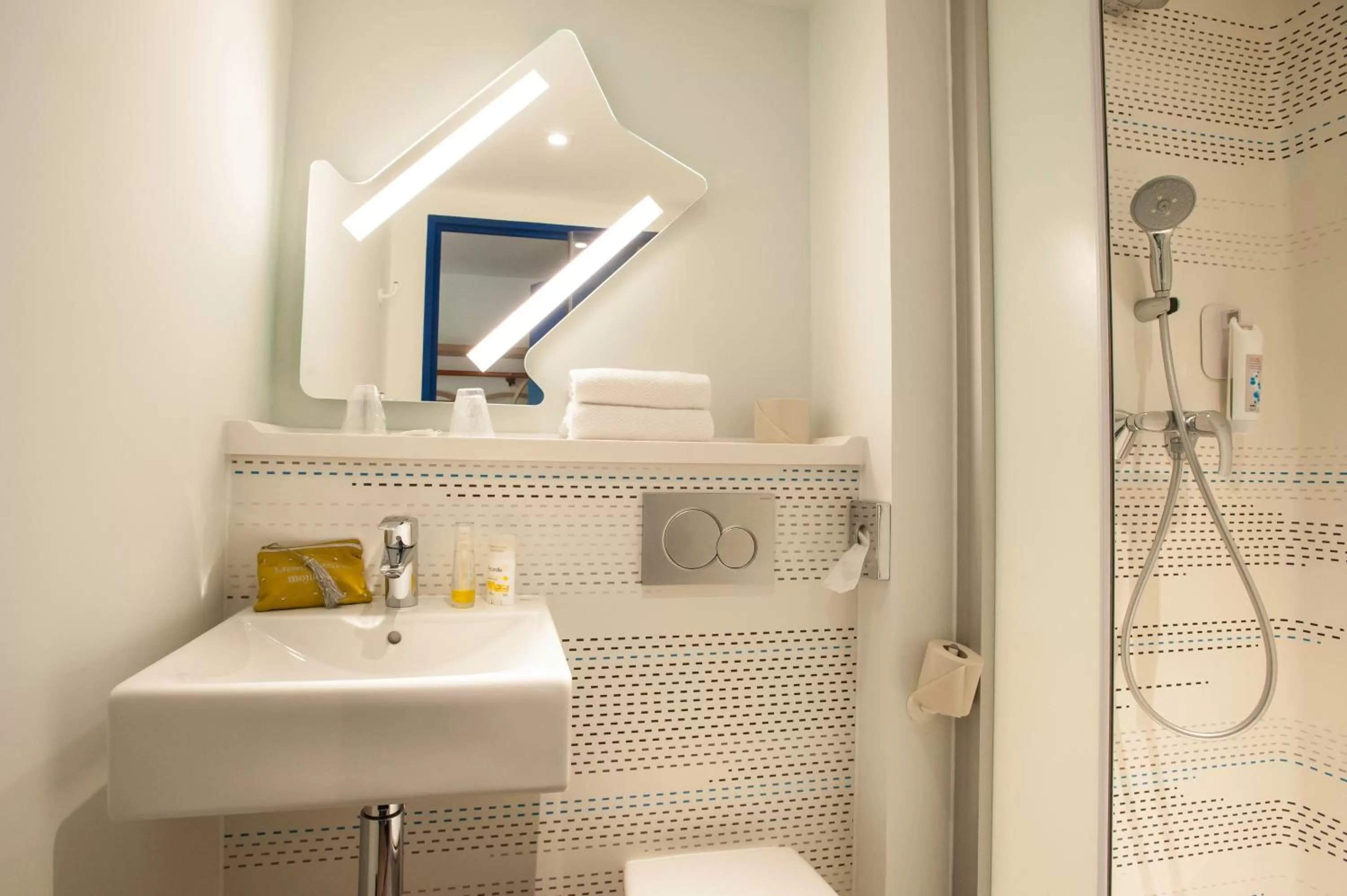 Bathroom in Ibis Budget Château-Thierry