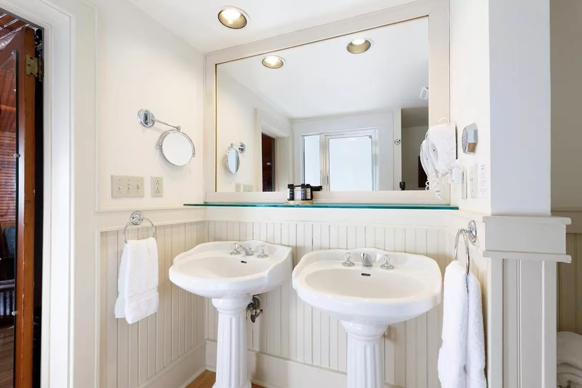 Bathroom in Friends Lake Inn