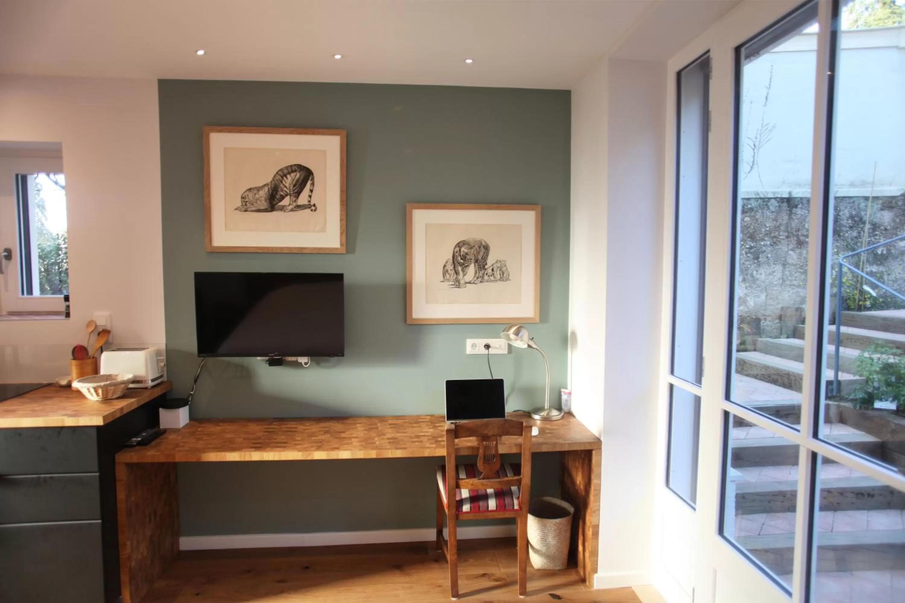 Other, TV/Entertainment Center in LYONEST chambre d'hôtes