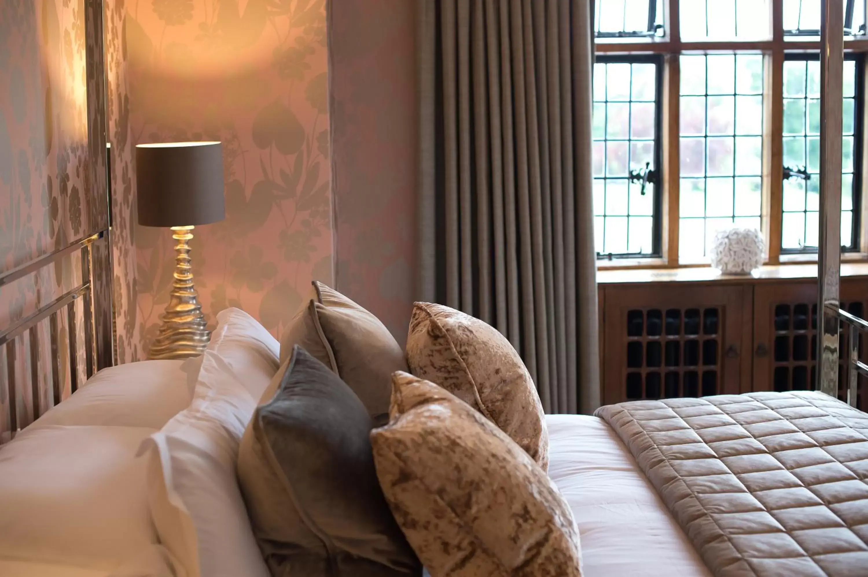 Bedroom, Seating Area in Hogarths Stone Manor